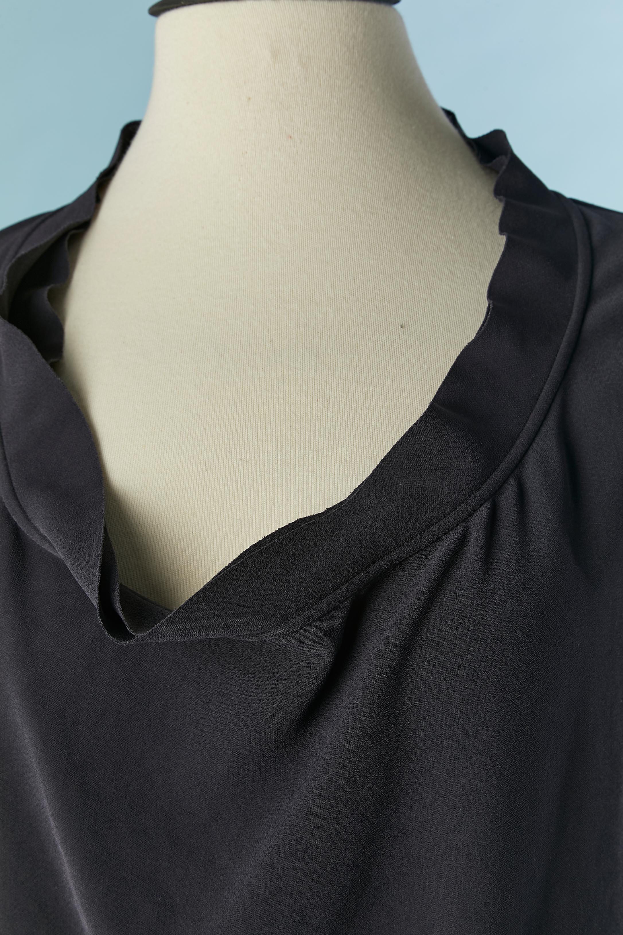 Black sleeveless top with raw cut edge on the arm-hole and neckline and double-lay 
Fabric composition: 60% triacetate, 40% polyester. 
SIZE 42 / L 