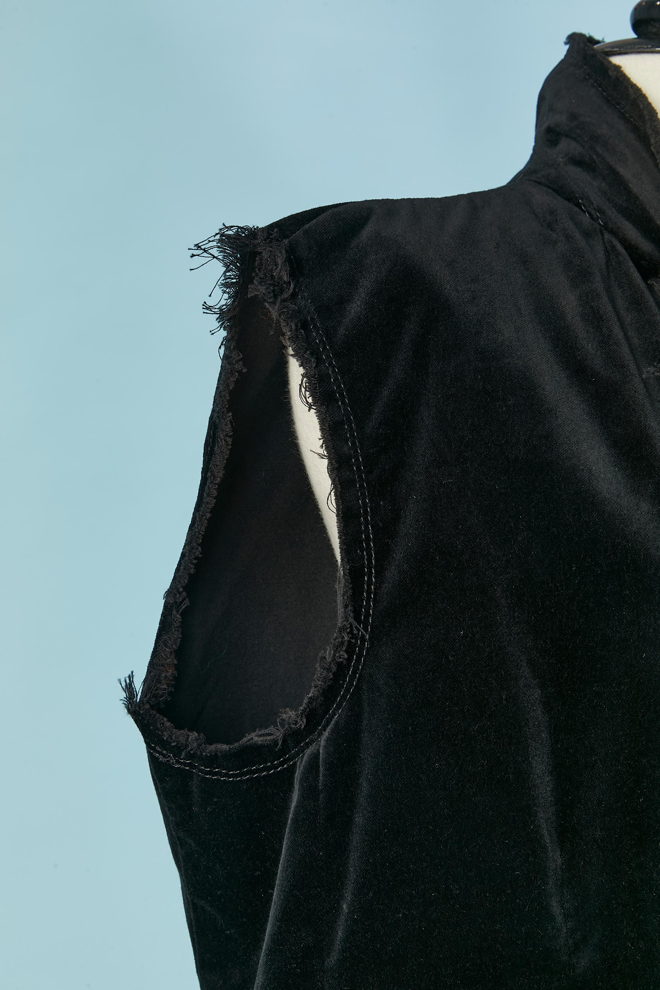 Schwarzer ärmelloser Samtmantel mit roh geschliffenem Rand MM6 MAISON MARGIELA für Damen oder Herren im Angebot