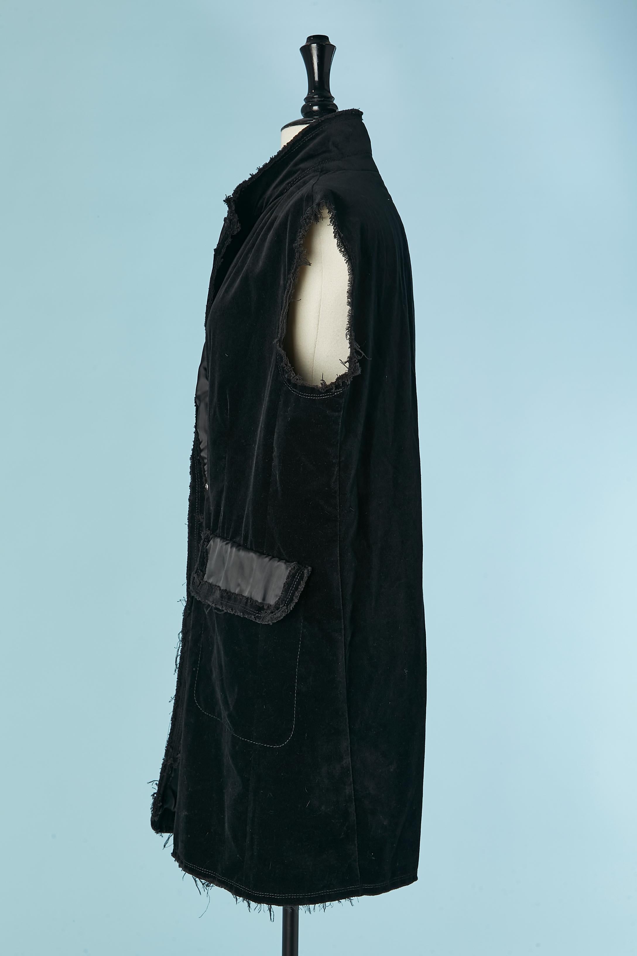 Schwarzer ärmelloser Samtmantel mit roh geschliffenem Rand MM6 MAISON MARGIELA im Angebot 1