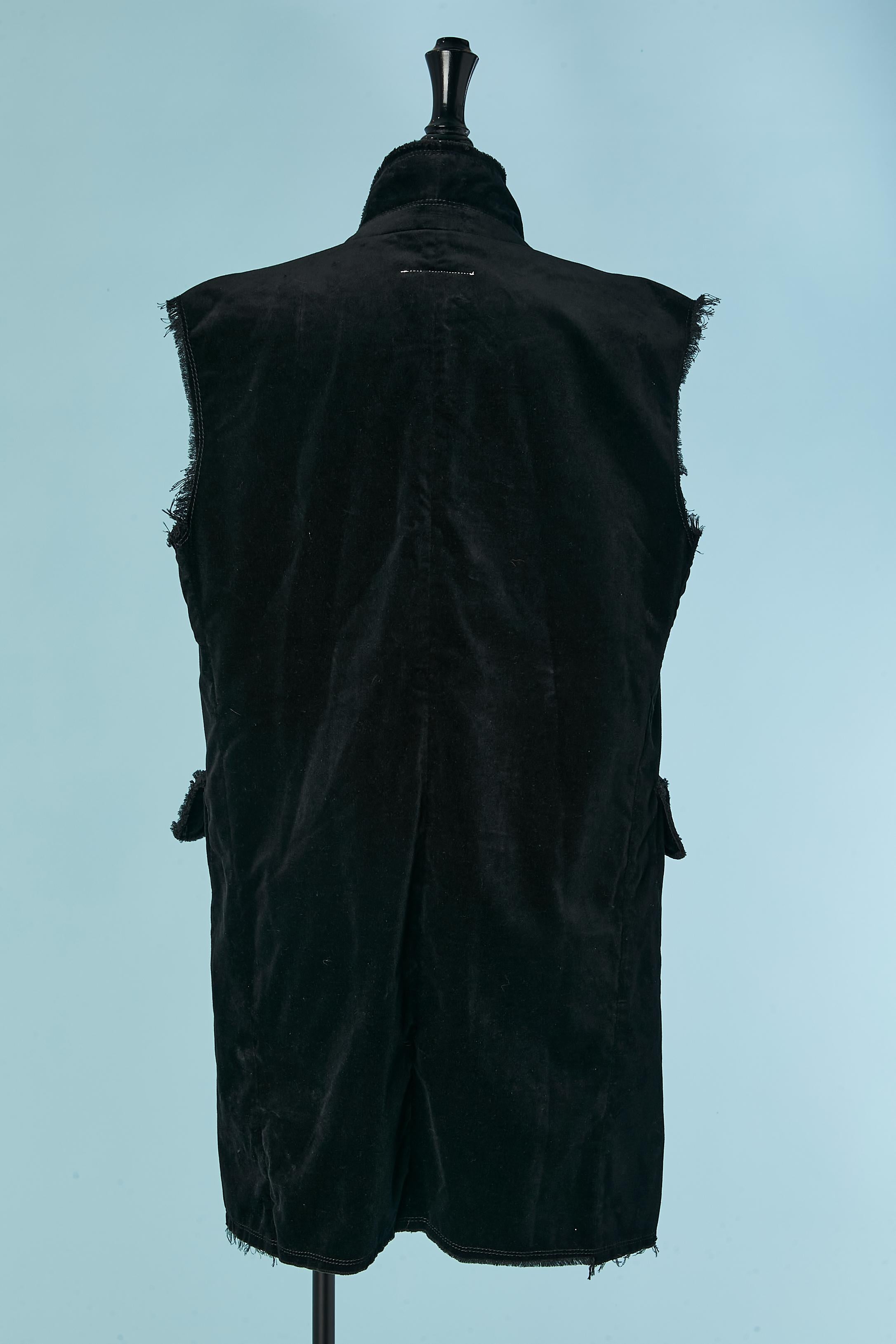 Schwarzer ärmelloser Samtmantel mit roh geschliffenem Rand MM6 MAISON MARGIELA im Angebot 2