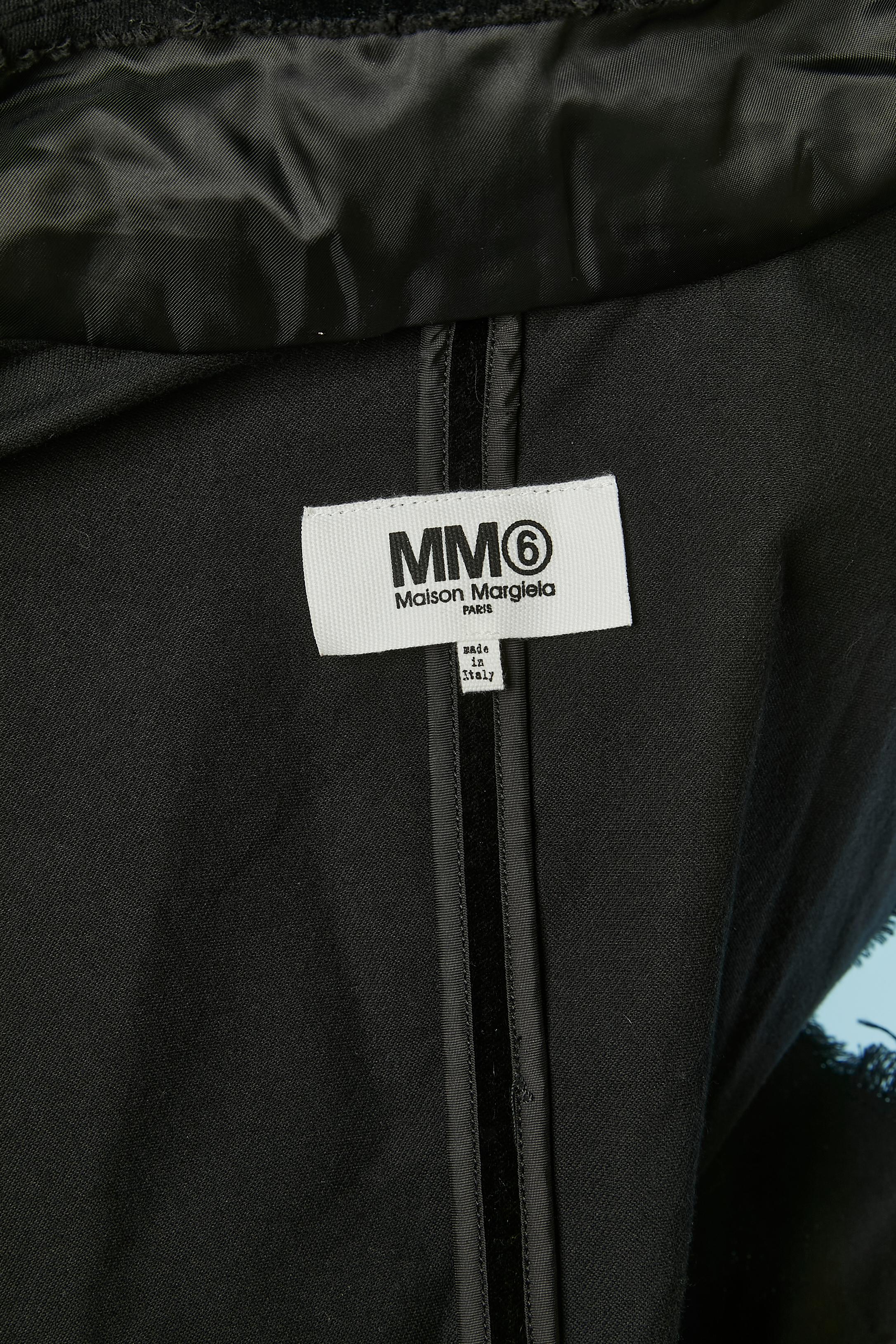 Schwarzer ärmelloser Samtmantel mit roh geschliffenem Rand MM6 MAISON MARGIELA im Angebot 3