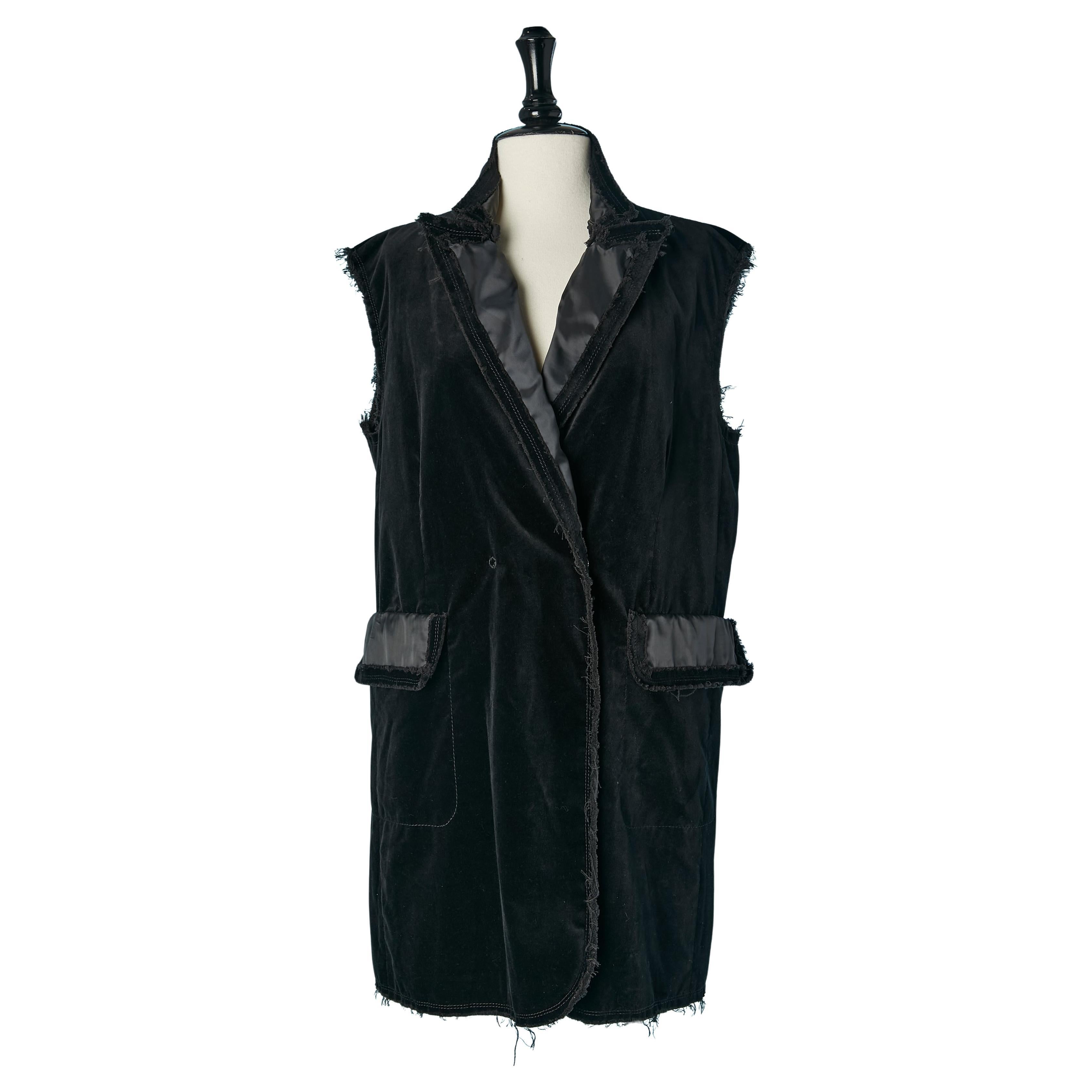 Schwarzer ärmelloser Samtmantel mit roh geschliffenem Rand MM6 MAISON MARGIELA im Angebot