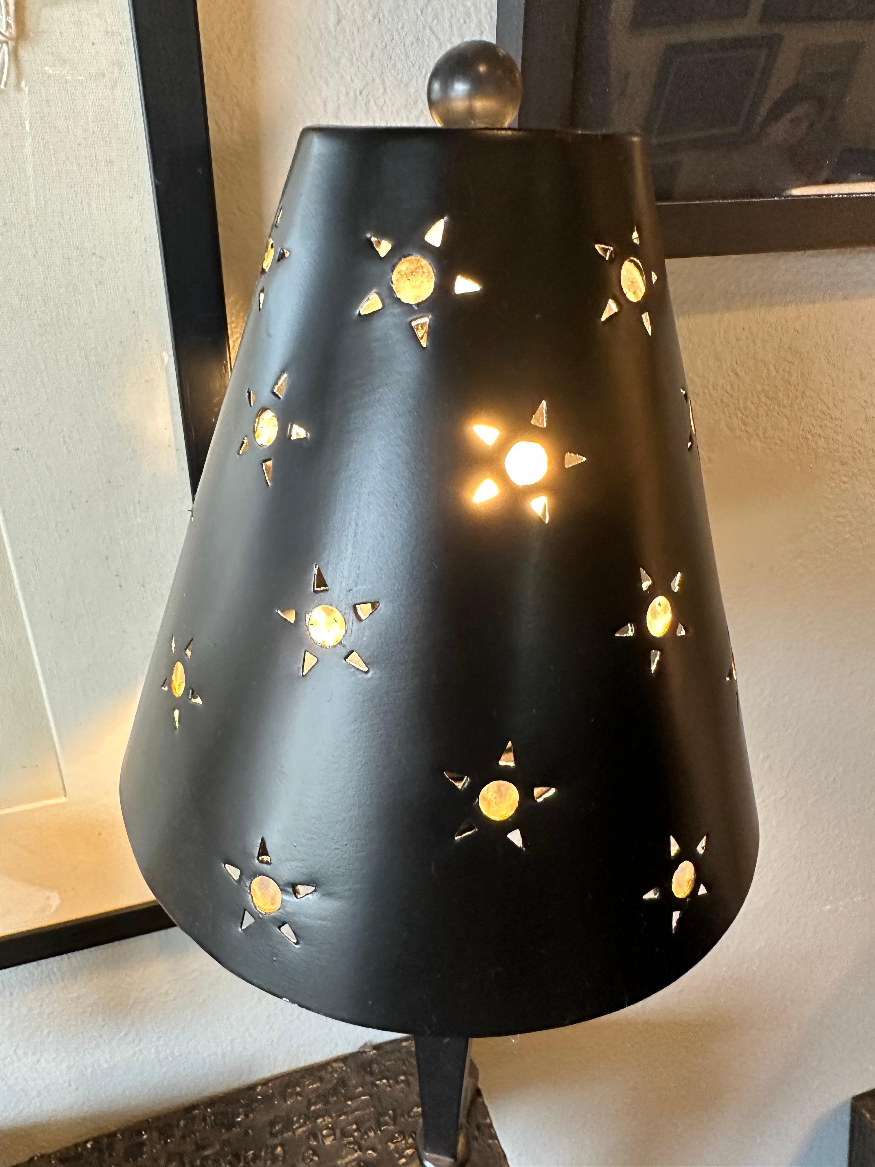 Schwarze schwarze Stern-Tischlampe mit gebrochener Glasreflexion (Moderne) im Angebot
