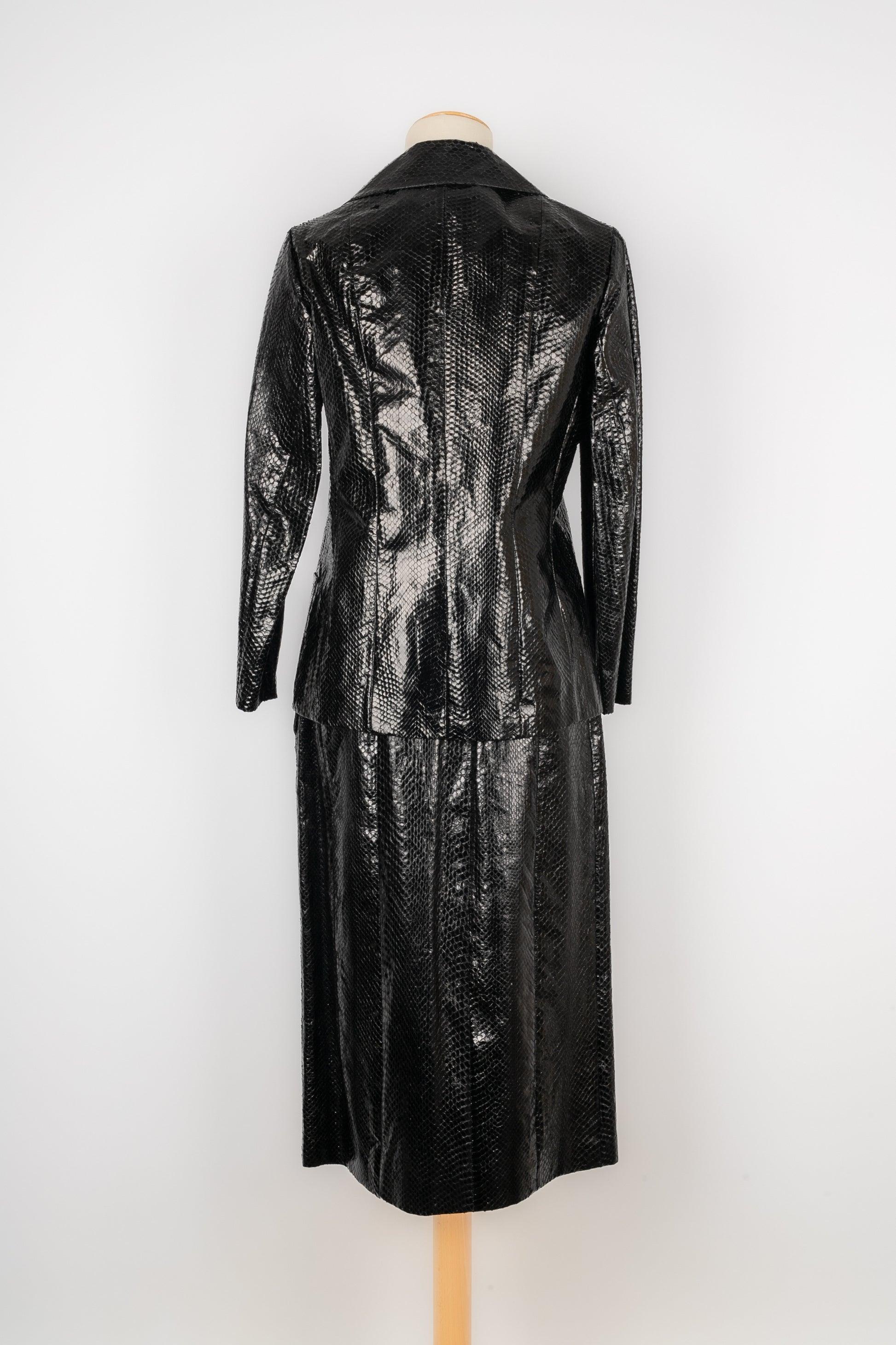 Nero Set di serpenti neri con giacca e gonna dritta, anni '60 in vendita