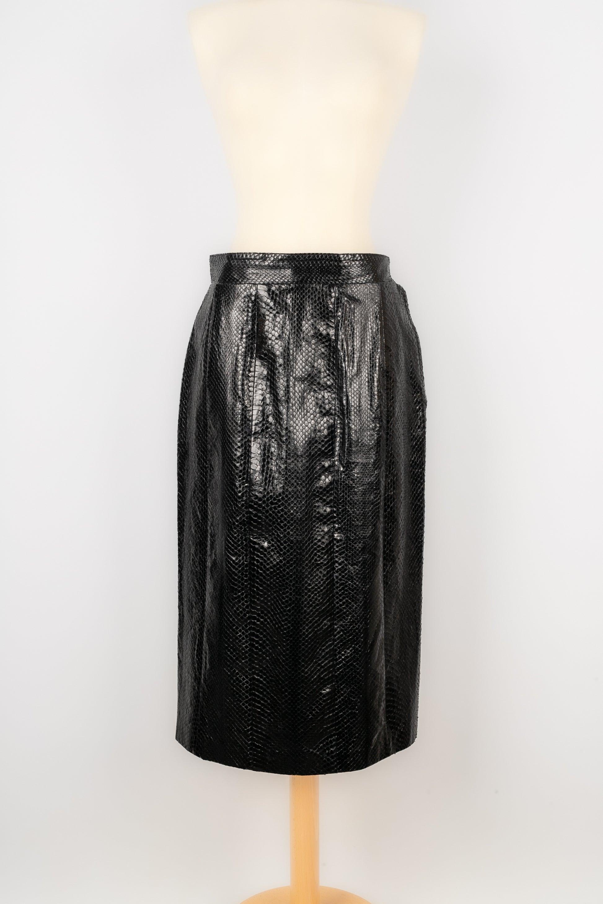 Donna Set di serpenti neri con giacca e gonna dritta, anni '60 in vendita