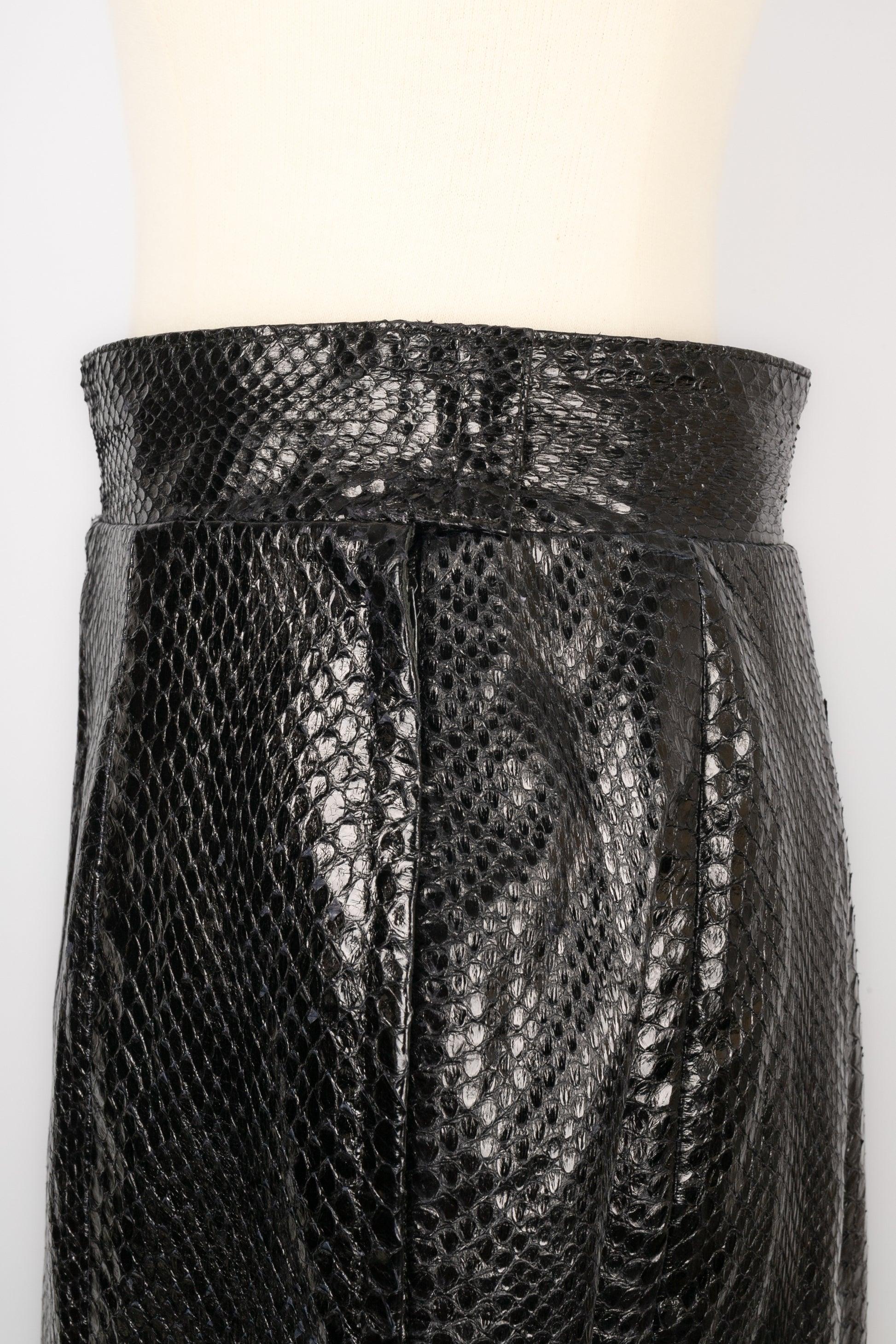 Set di serpenti neri con giacca e gonna dritta, anni '60 in vendita 1