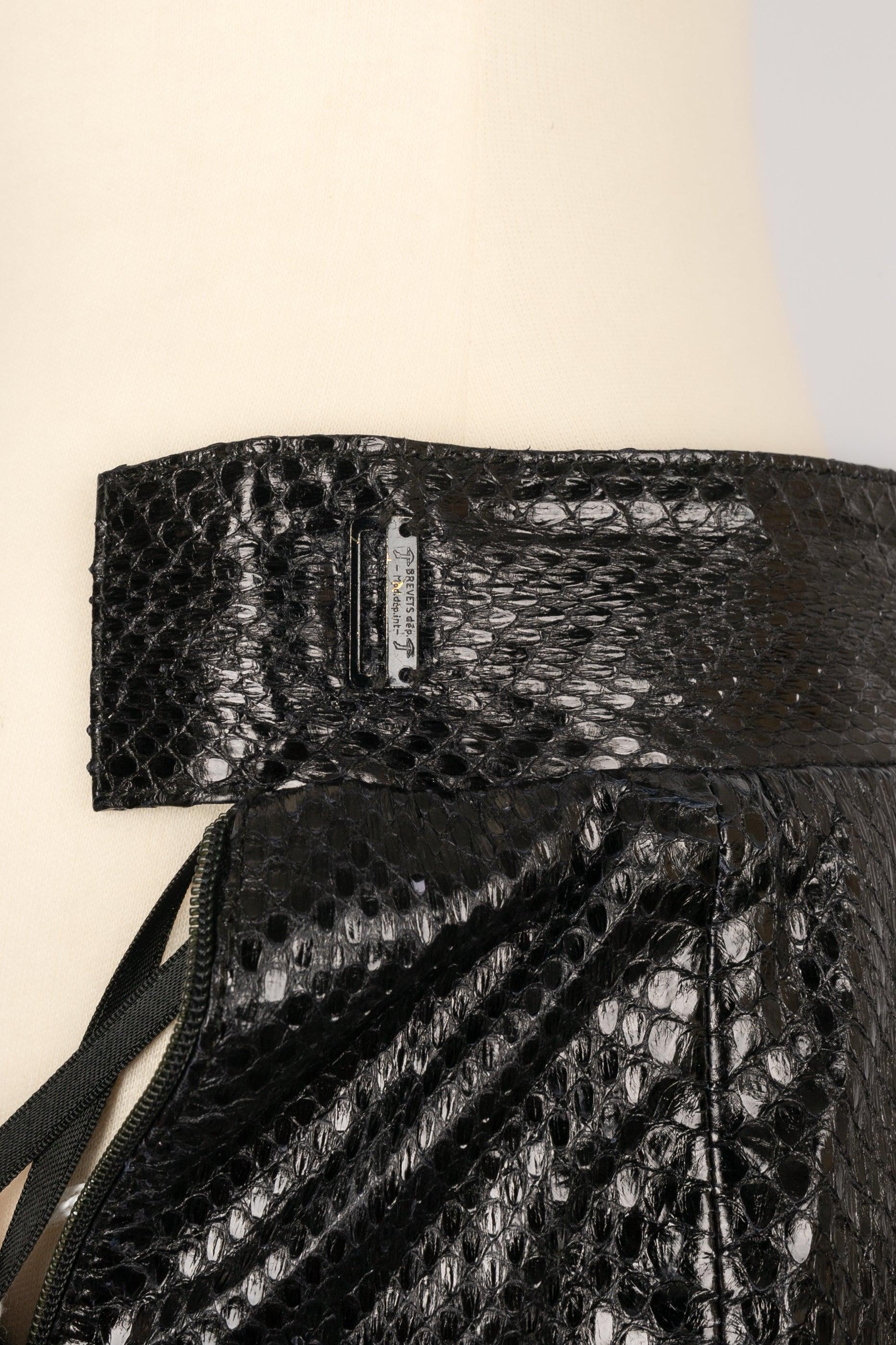 Set di serpenti neri con giacca e gonna dritta, anni '60 in vendita 2