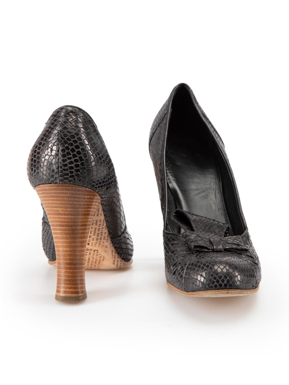 Black Snakeskin Cut Out Bow Accent Pumps Size IT 40 In Good Condition For Sale In London, GB
