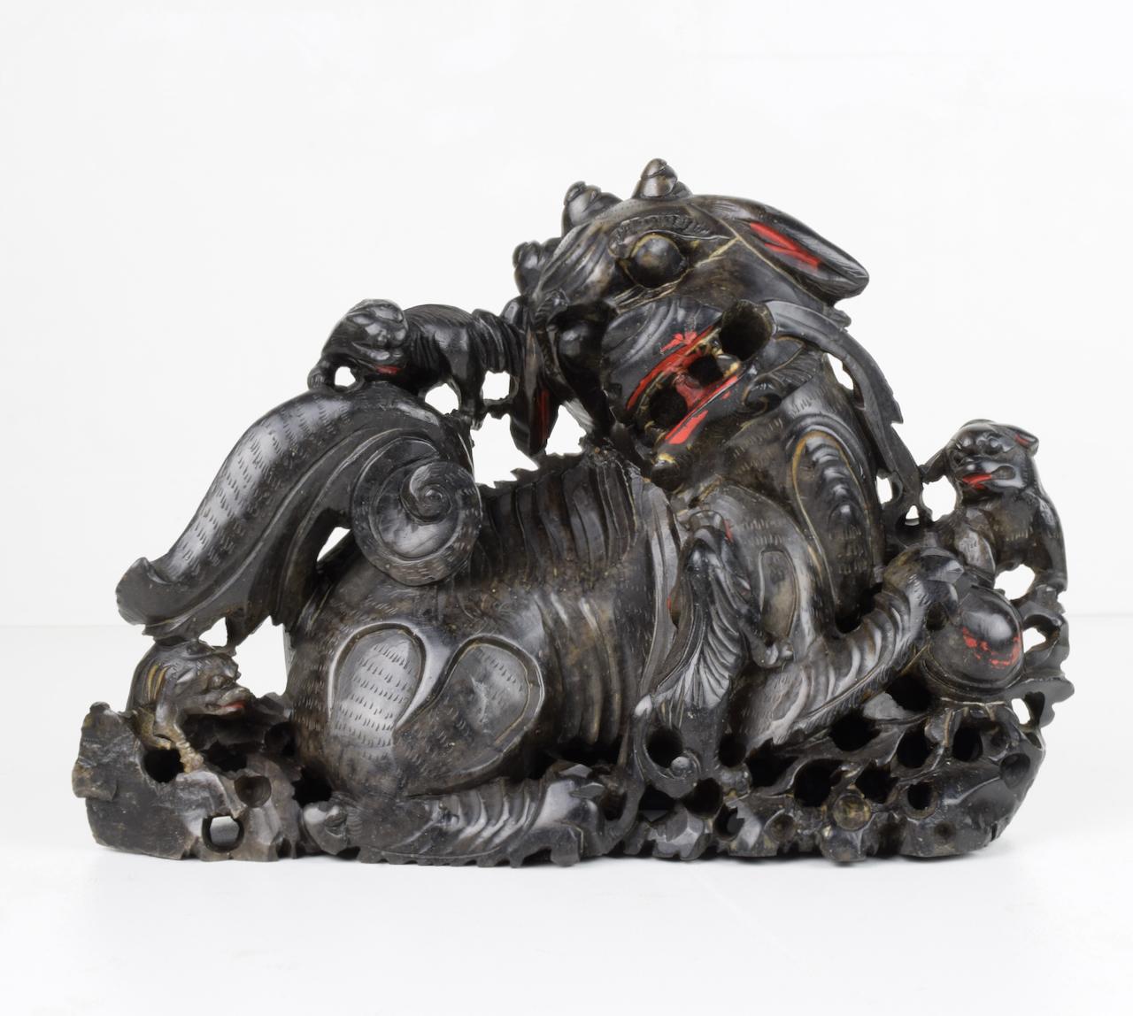 China, sec. XX
In black soapstone.
Traces of red painting.
Size: cm 24 x 7 x 18.