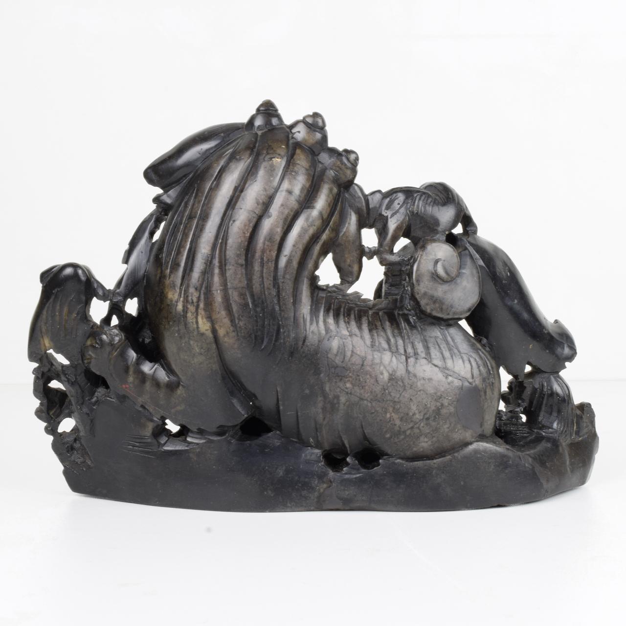 Chinois Sculpture en pierre de savon noire « Foo Dog » de Chine du 20ème siècle en vente