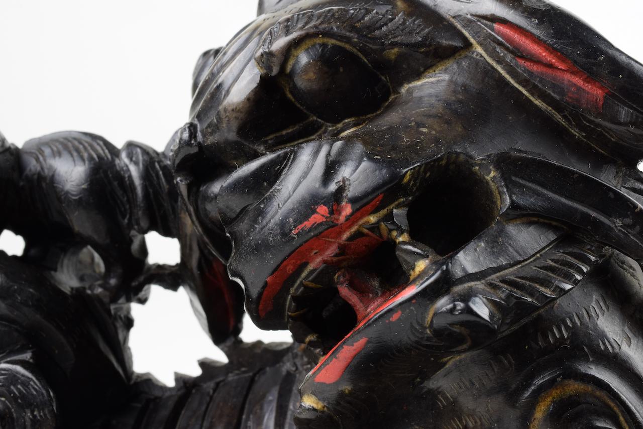 Schwarze Seifenstein-Skulptur „Fuchshund“, China, 20. Jahrhundert (Handgeschnitzt) im Angebot