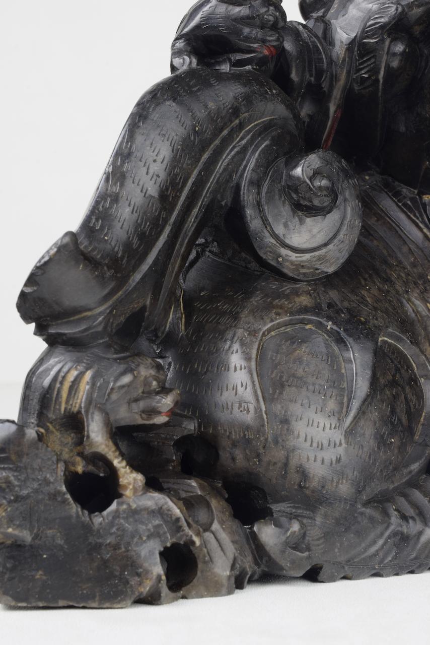 Schwarze Seifenstein-Skulptur „Fuchshund“, China, 20. Jahrhundert (Speckstein) im Angebot