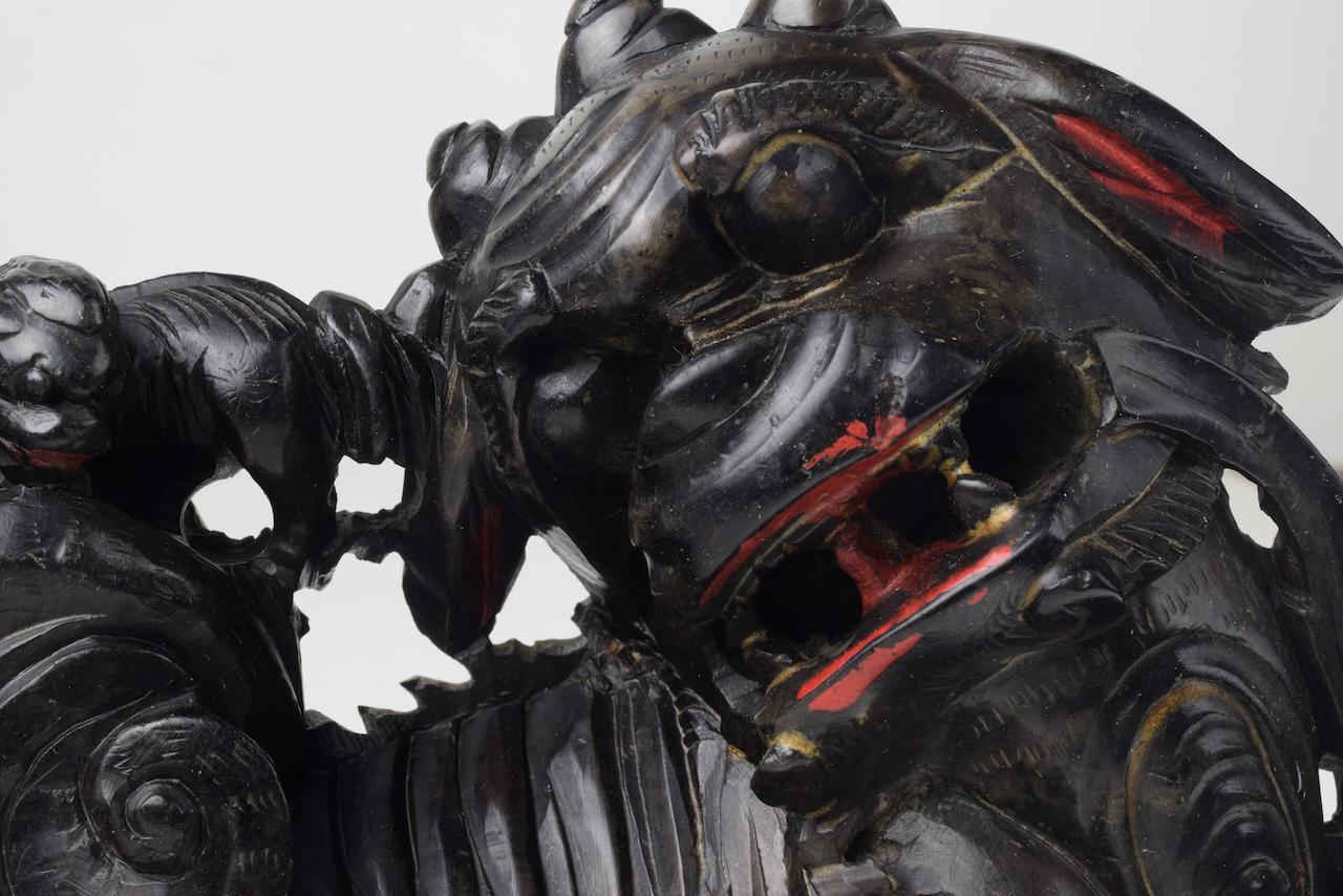 Sculpture en pierre de savon noire « Foo Dog » de Chine du 20ème siècle en vente 1
