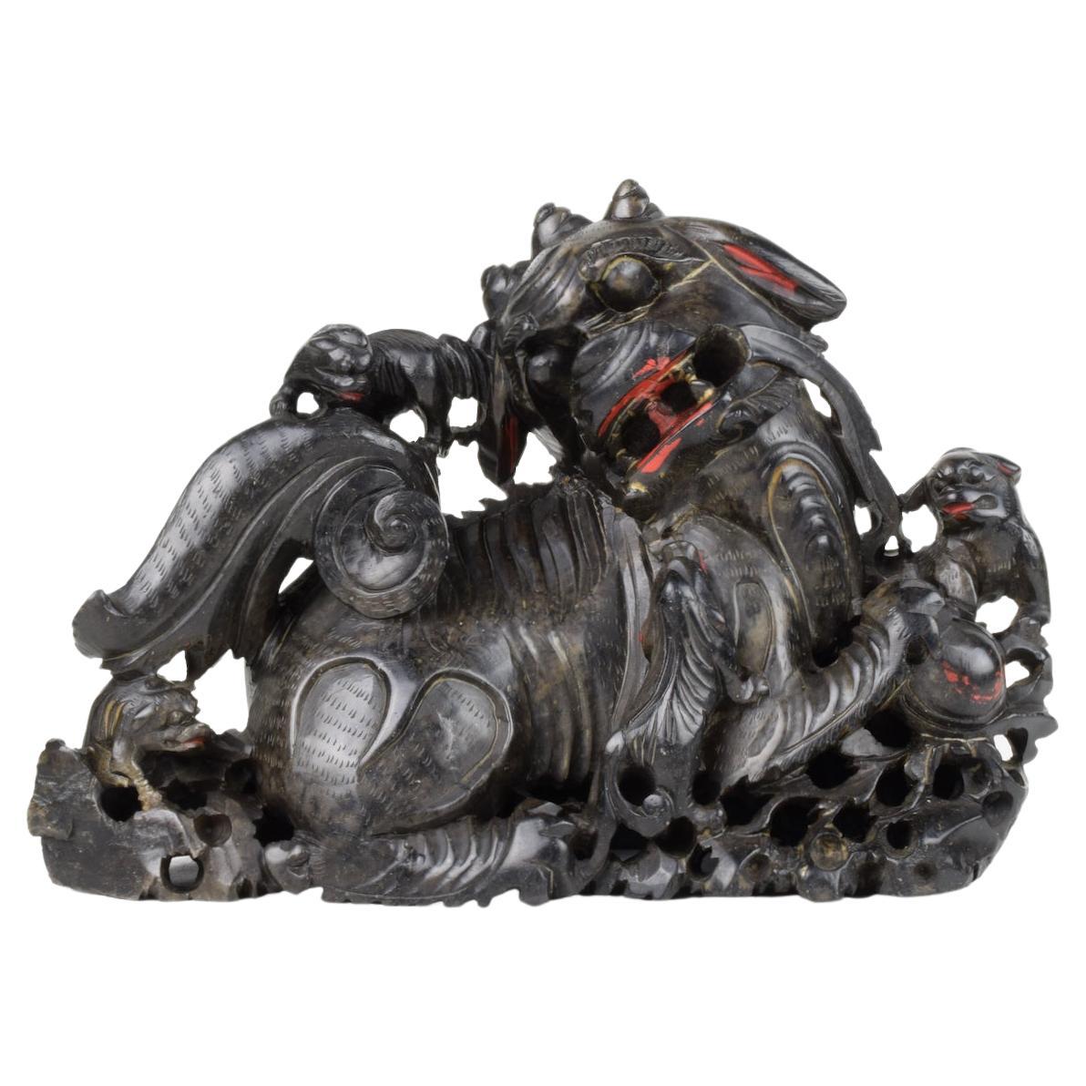 Schwarze Seifenstein-Skulptur „Fuchshund“, China, 20. Jahrhundert im Angebot