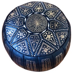 Pouf marocain en cuir souple noir avec motifs dorés