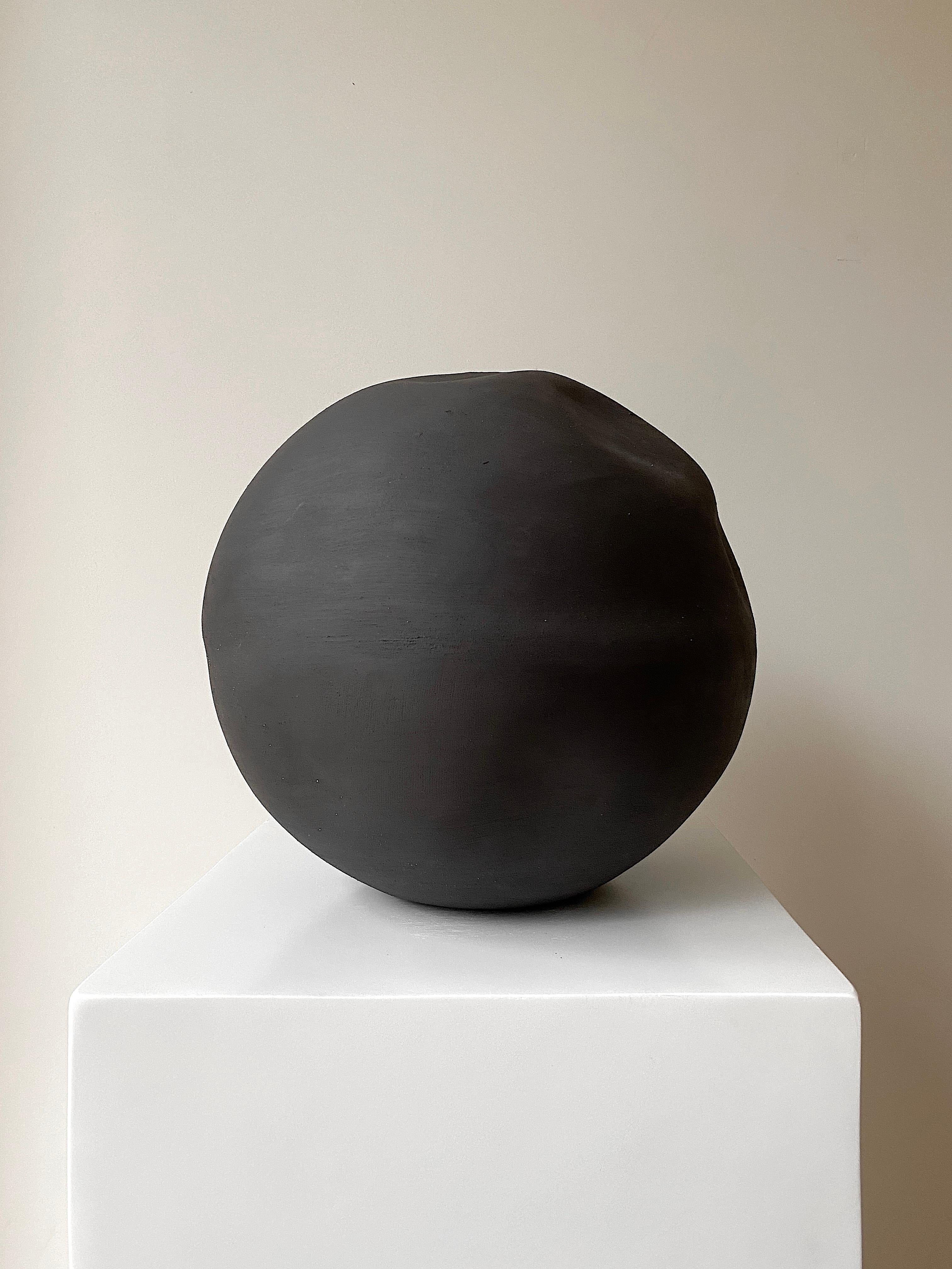 Black soft moon by Laura Pasquino
Dimensions: Ø 32 x H 31 cm, opening Ø 1 cm
Materials: stoneware ceramic
Finishing: unglazed natural stoneware
Colour: black

Laura Pasquino
Incorporating references from ancient Korean ceramics as well as