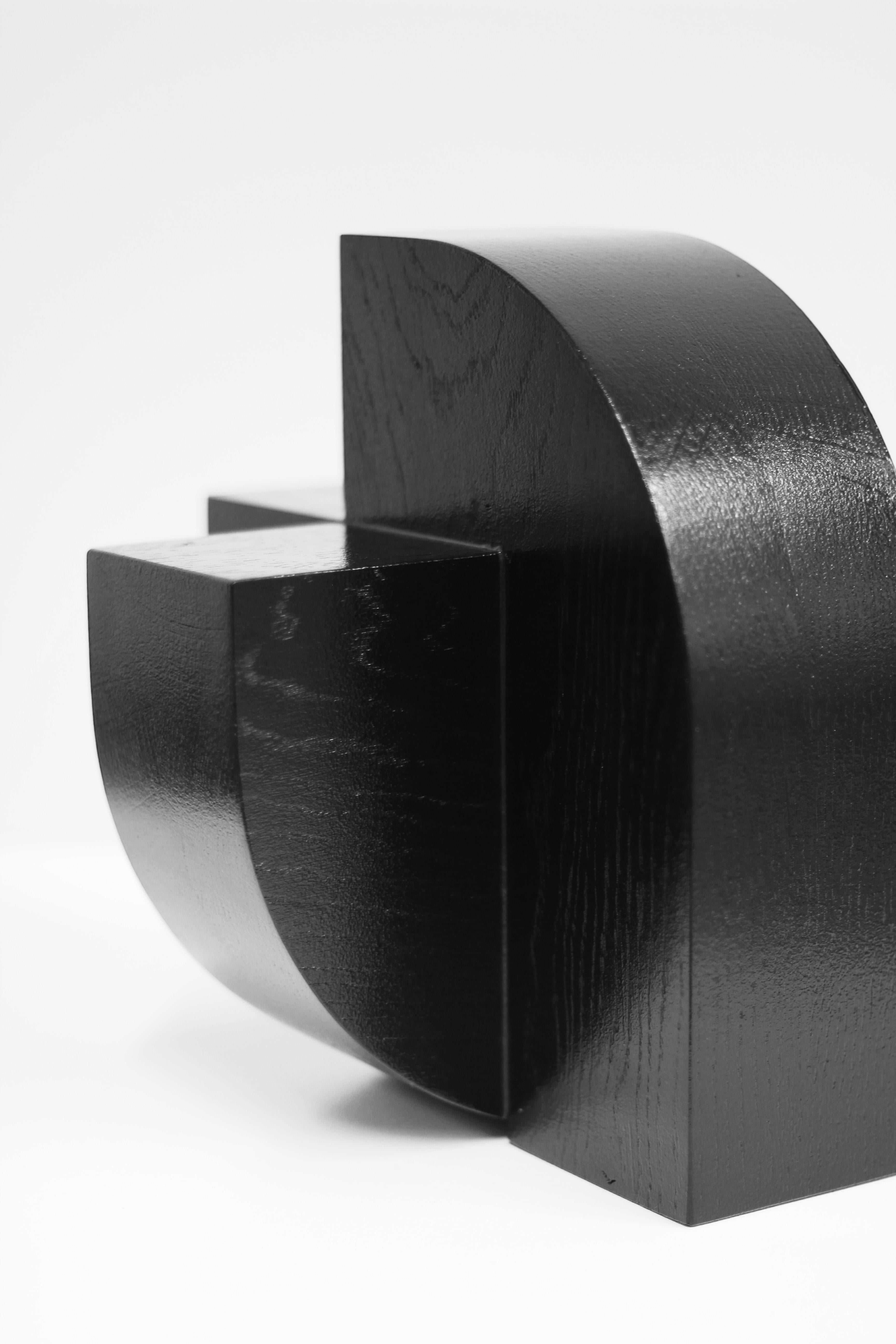 Schwarze Skulptur aus massiver Eiche, X4 J, vom niederländischen Studio Verbaan (Kunststoff) im Angebot