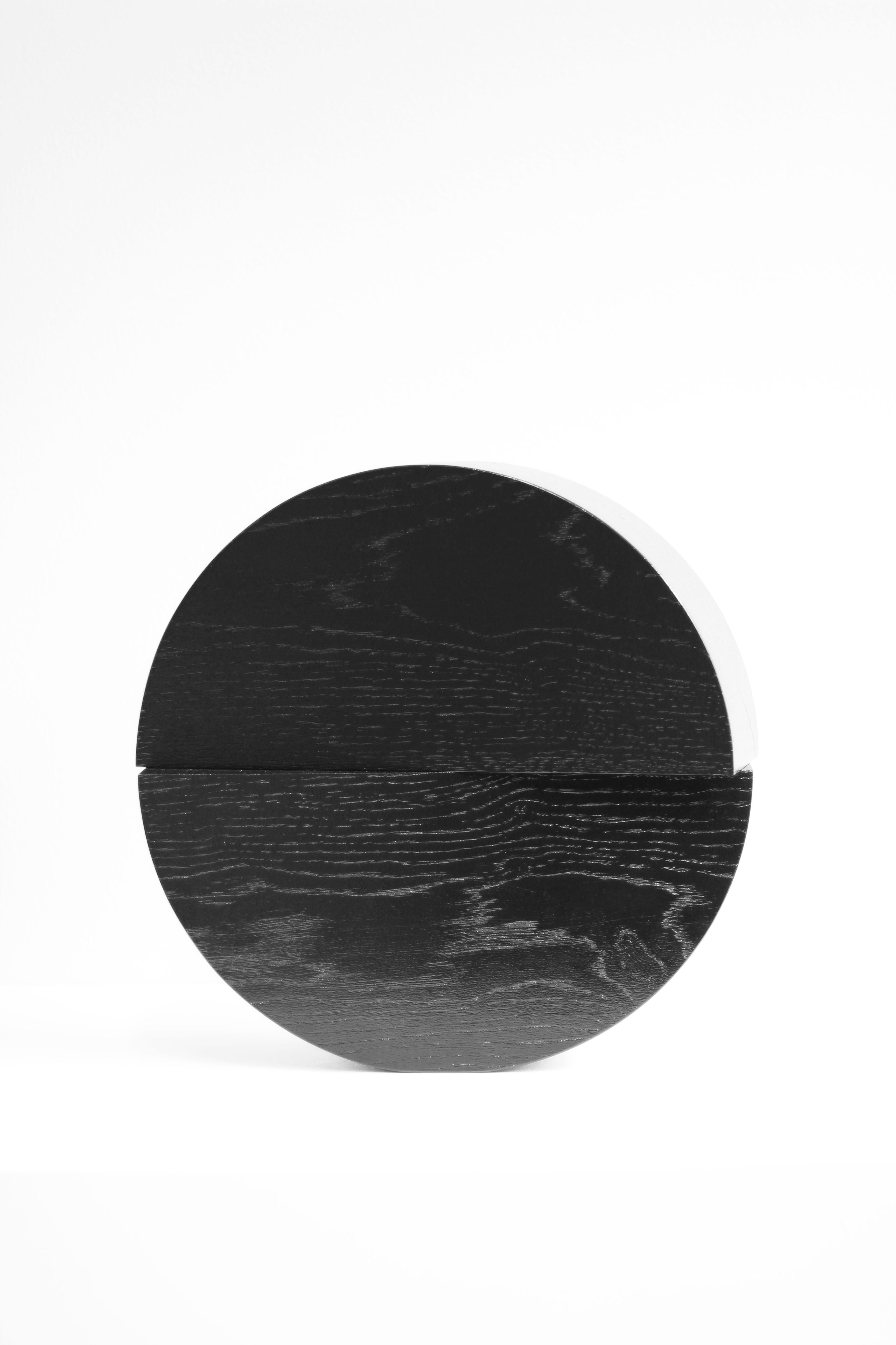 Schwarze Tischskulptur aus massiver Eiche, X4 O, vom niederländischen Studio Verbaan (Sonstiges) im Angebot