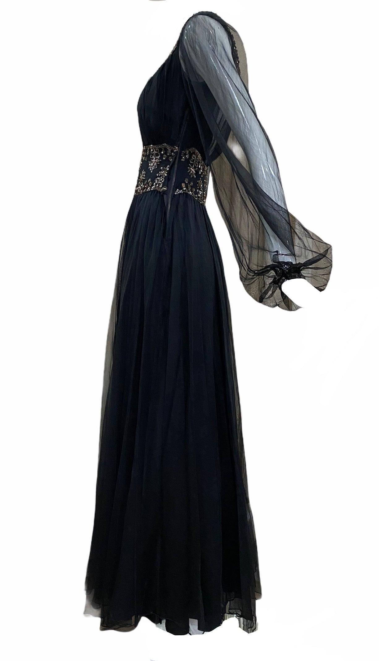 Parfait pour la danse ! Robe des années 1940 en organza de rayonne noir. Jupe ample et ample, manches épiscopales, taille et encolure baguées et ornées de paillettes métalliques. Peut être porté à l'épaule.  Slip encastré. Perte minime de