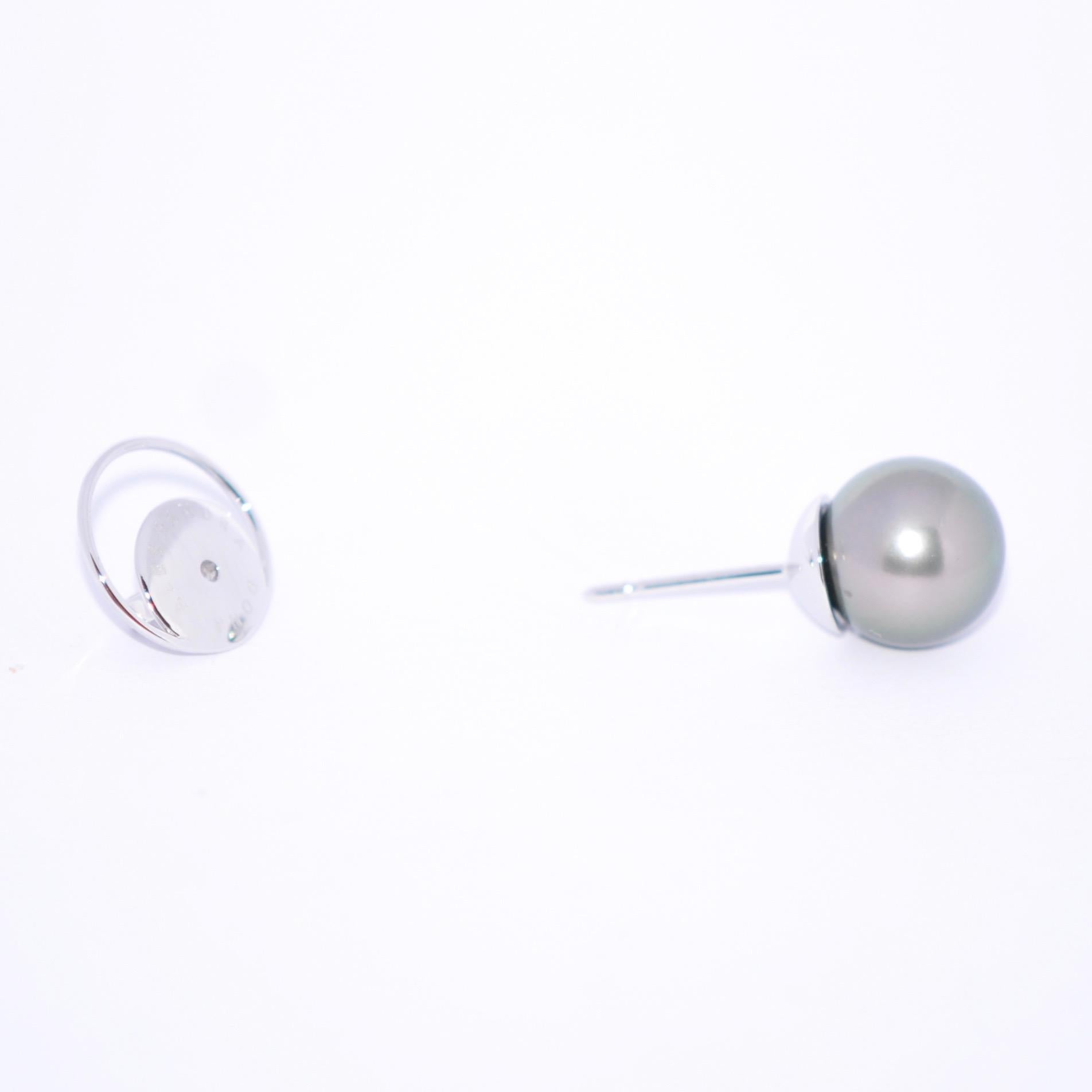 Discover these magnificent South Sea black pearl earrings, estimated between 9 and 10 mm in diameter, mounted on an elegant 18-carat white gold support.

Black South Sea pearls are renowned for their natural beauty and exceptional shine. They are