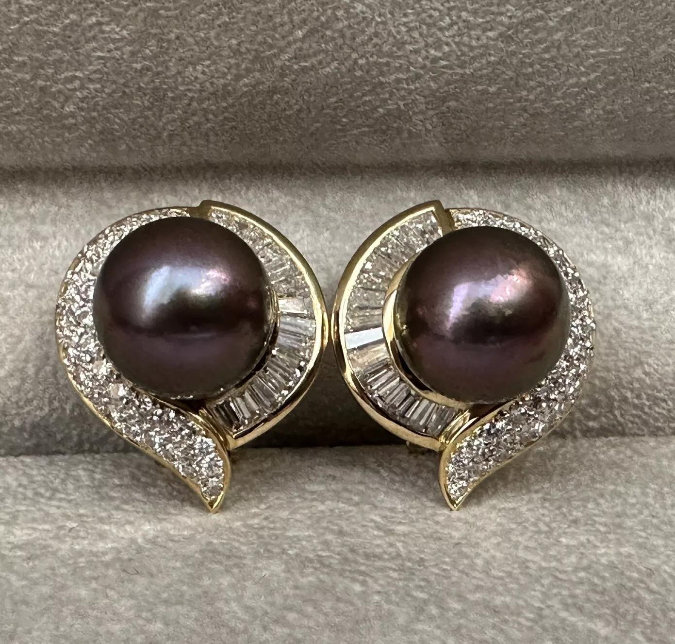 Black South Sea Pearl and Diamond Earrings in 18k Yellow Gold

Pearl and Diamond Earrings feature Black South Sea Pearls 13.75 mm in size surrounded by Round Brilliant and Baguette Diamonds, all set in 18k Yellow Gold.

Total diamond weight is 3.86