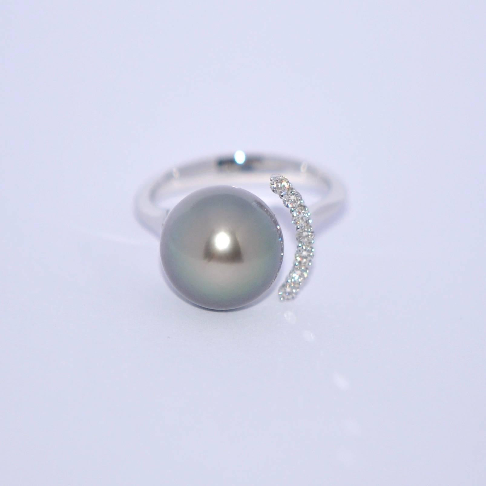 Discover this Black South Sea Pearl 11-12 mm Diamonds G/VS ct 0.23 on White Gold 18K Ring.
South Sea pearls require no artificial treatments or colouring before being put onto the market. By virtue of such prestige and beauty they are considered