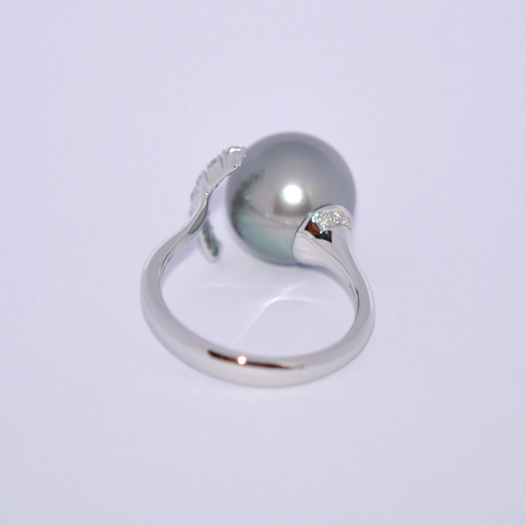 Women's Black South Sea Pearl, Diamonds G/VS 0.23 Carat on White Gold 18 Karat Ring