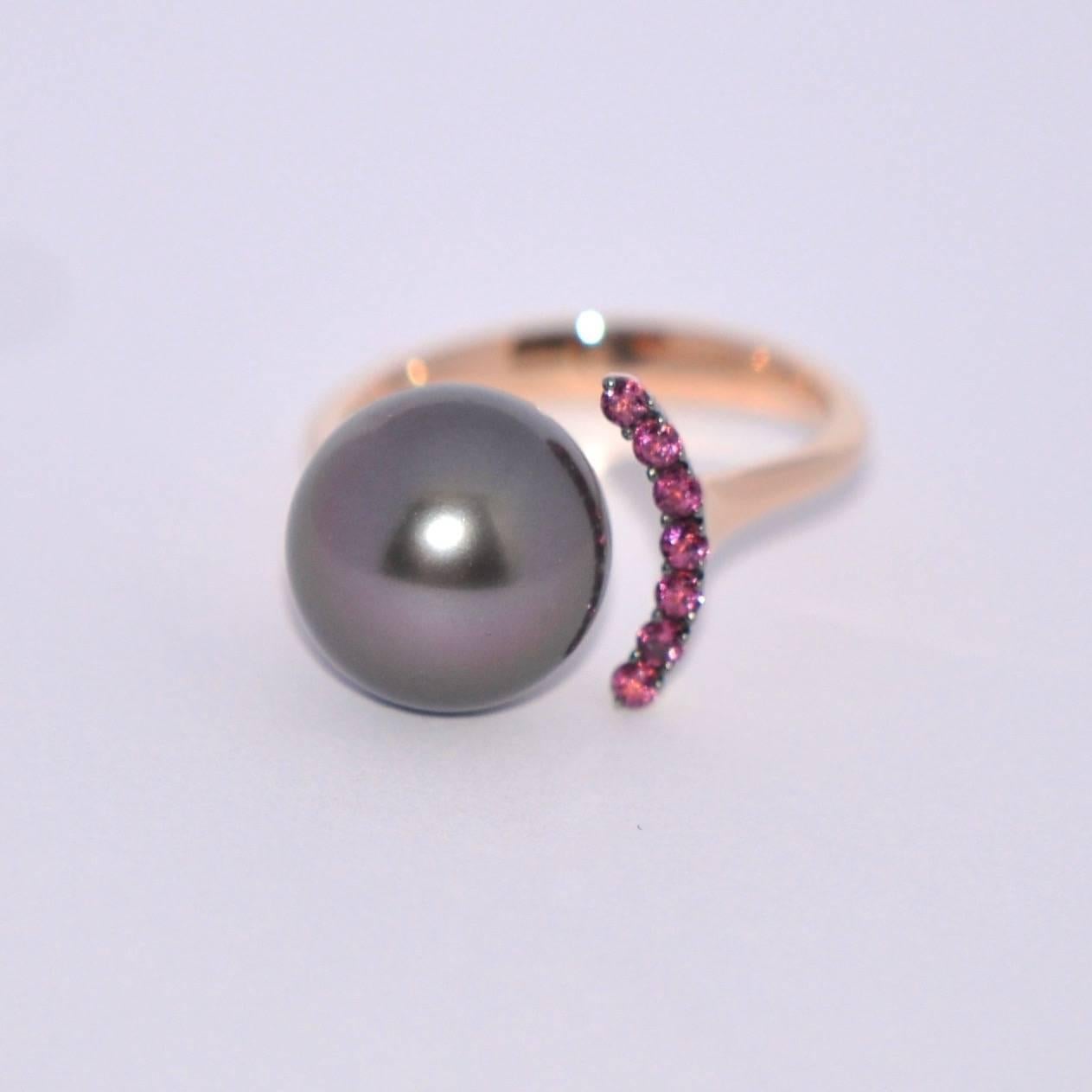 Discover this Black South Sea Pearl 11-12 mm Rhodolite ct 0,25 on Rose Gold 18K Ring.
South Sea pearls require no artificial treatments or colouring before being put onto the market. By virtue of such prestige and beauty they are considered “the