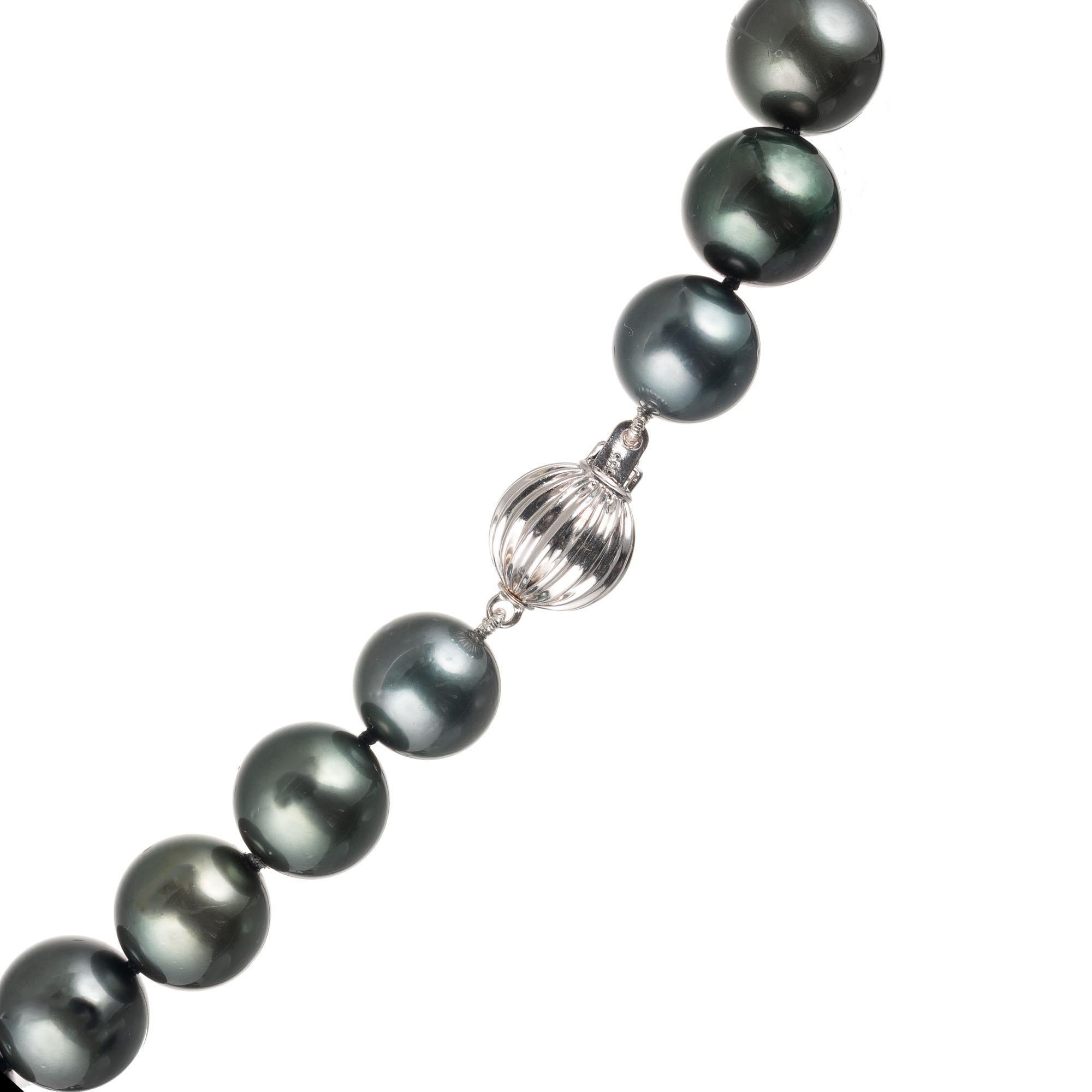 Taille ronde Collier de perles noires des mers du Sud en or blanc en vente