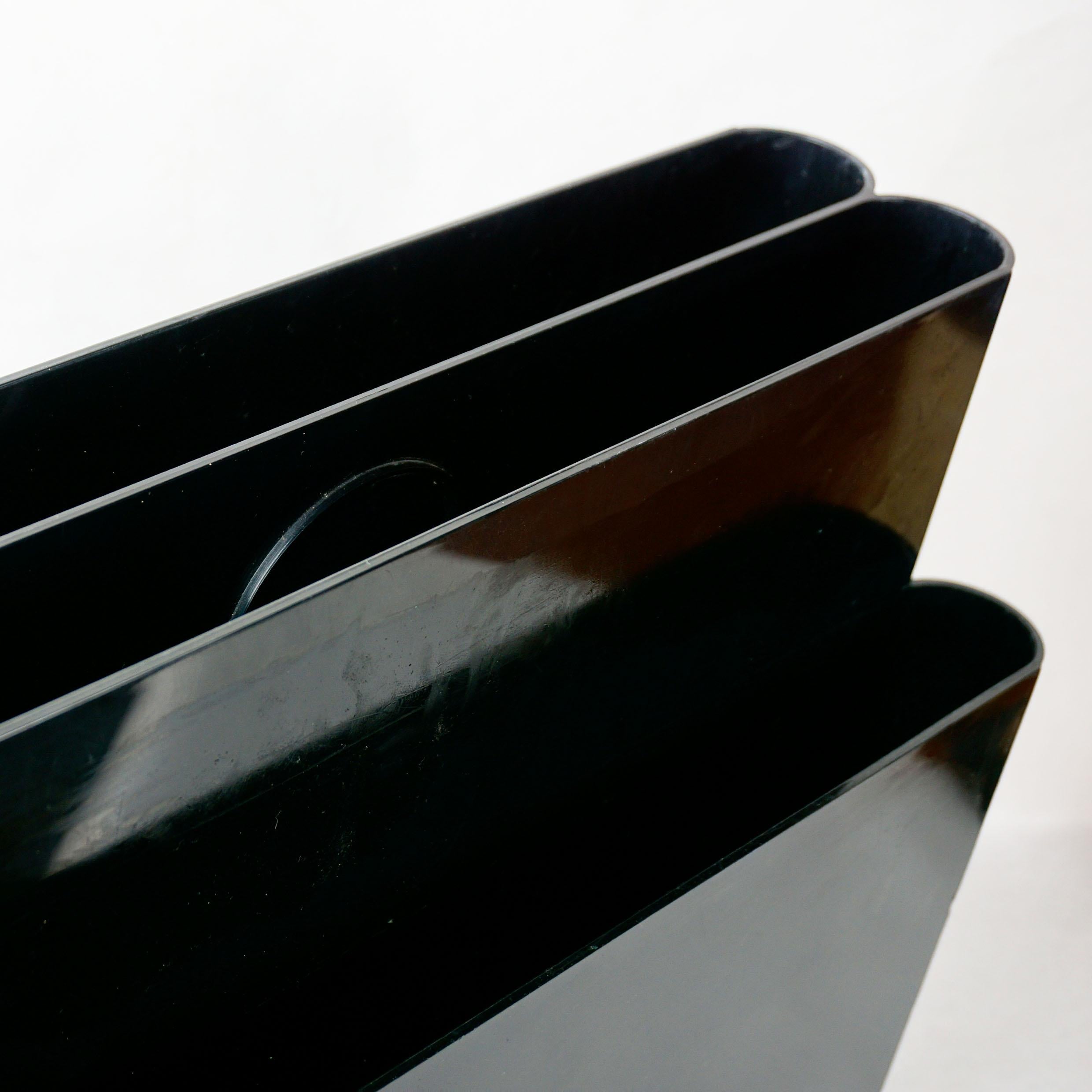 Black Space Age Plastic Magazine Rack by Giotto Stoppino for Kartell, Italy In Good Condition In Vienna, AT