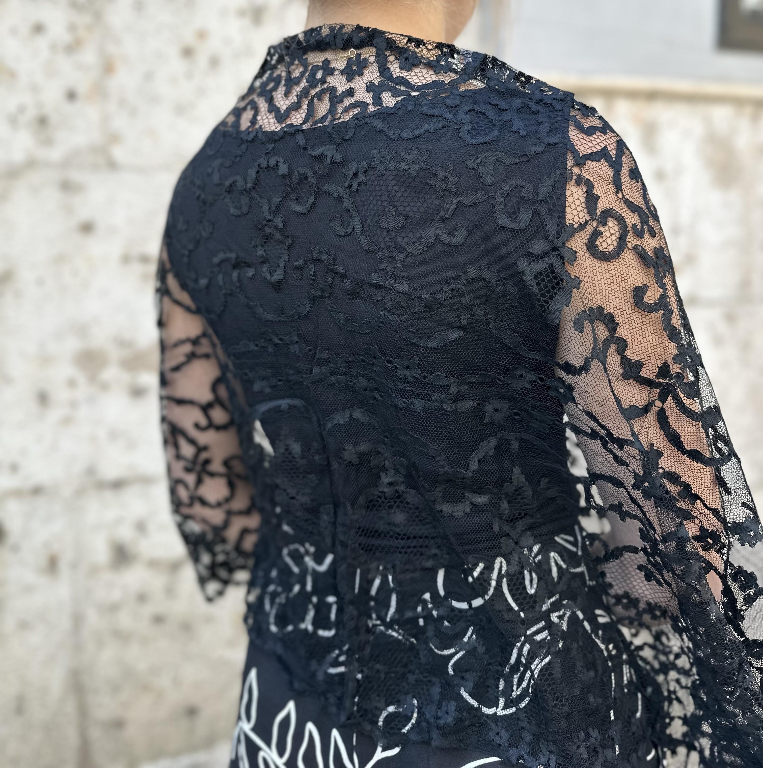Black Spanish lace mantilla with rectangular lace Spain For Sale 9