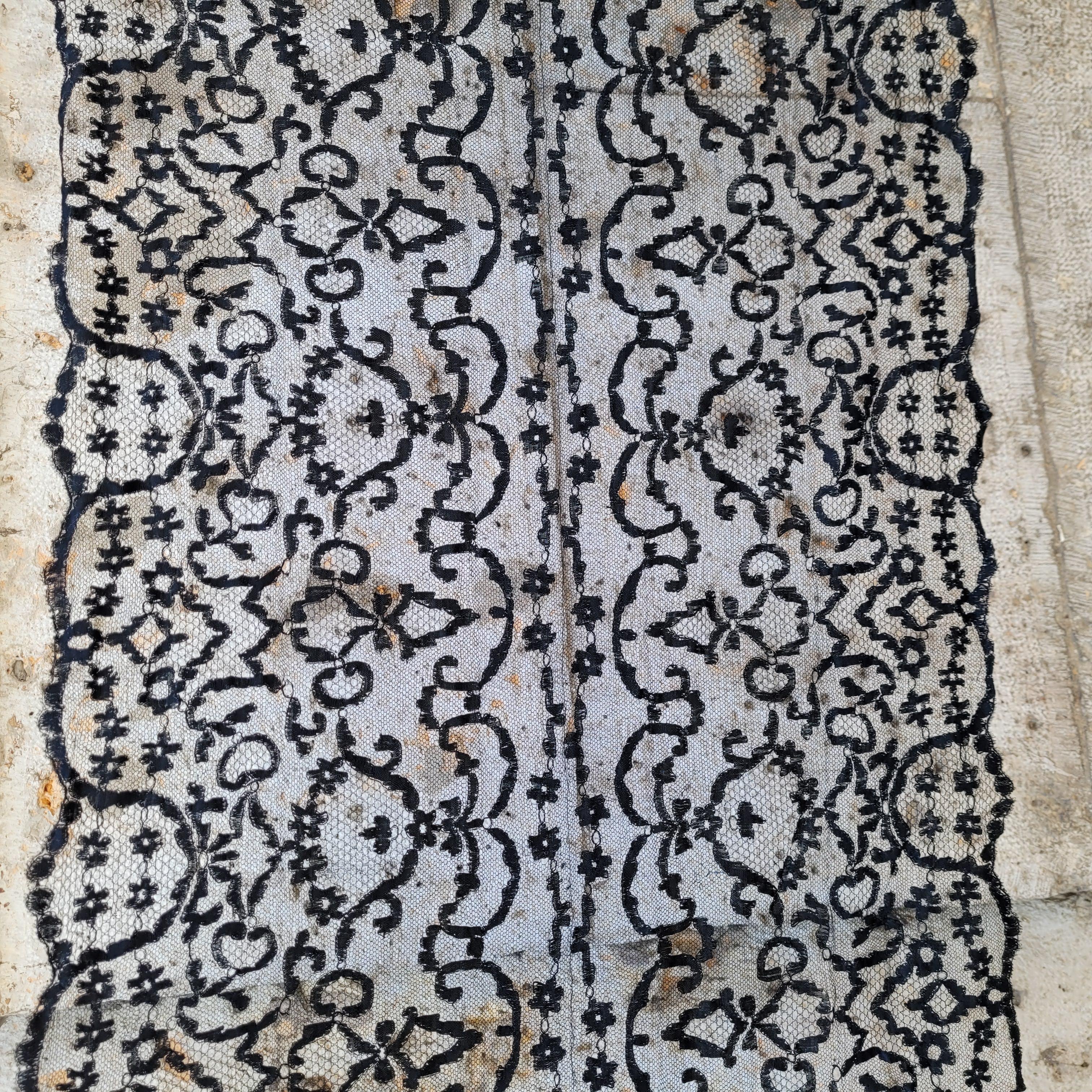 Black Spanish lace mantilla with rectangular lace Spain For Sale 11