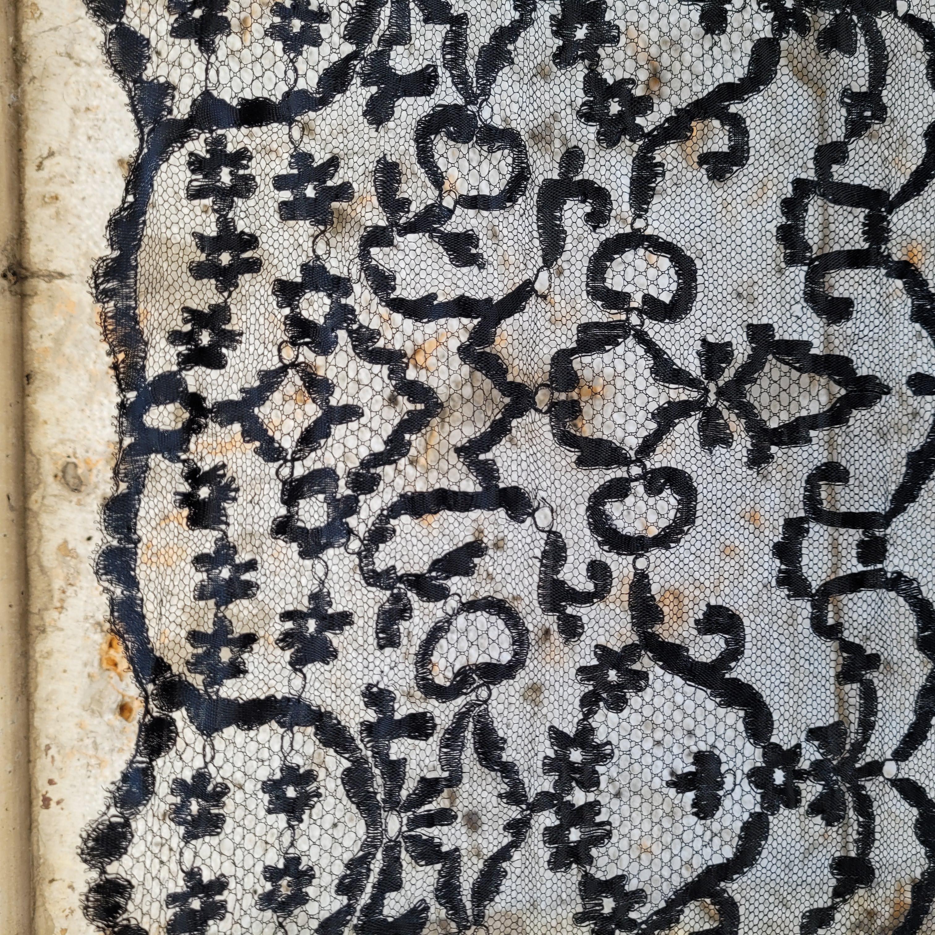 Black Spanish lace mantilla with rectangular lace Spain For Sale 13