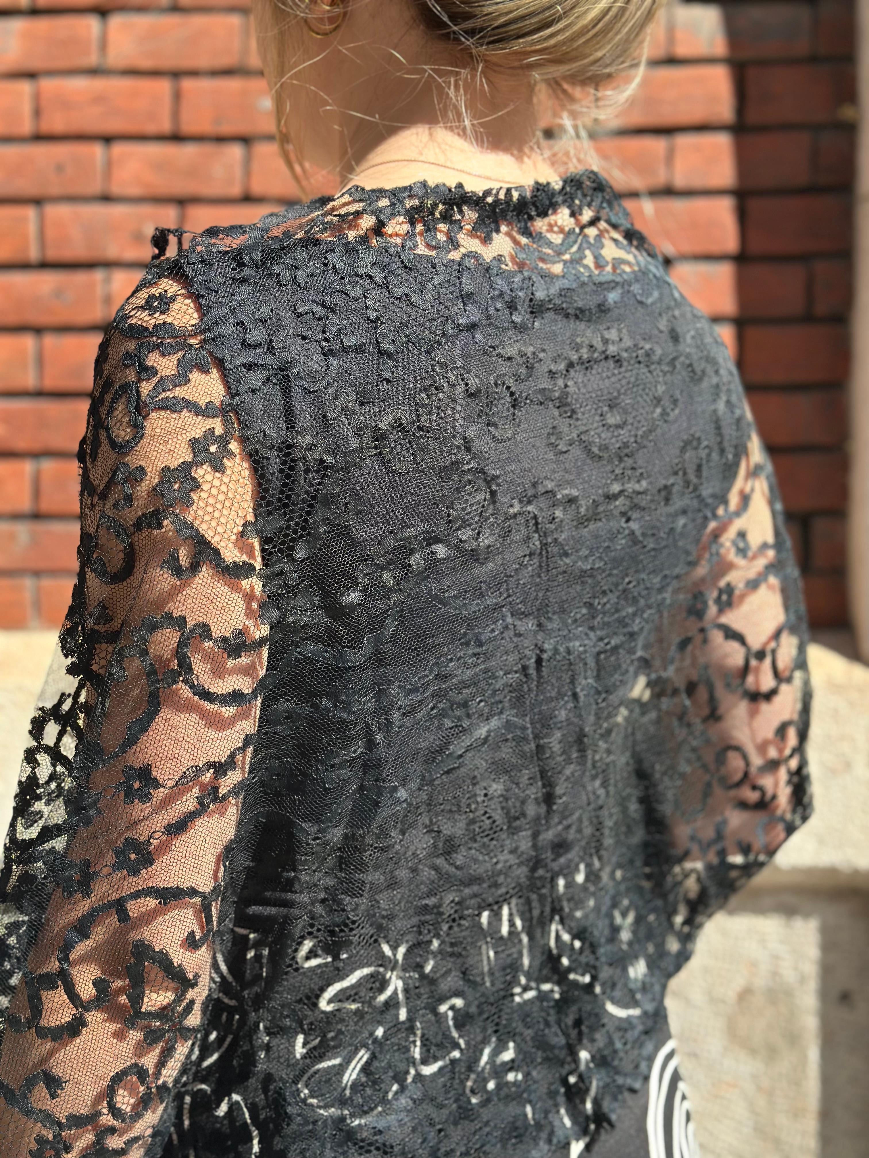 Black Spanish lace mantilla with rectangular lace Spain For Sale 15