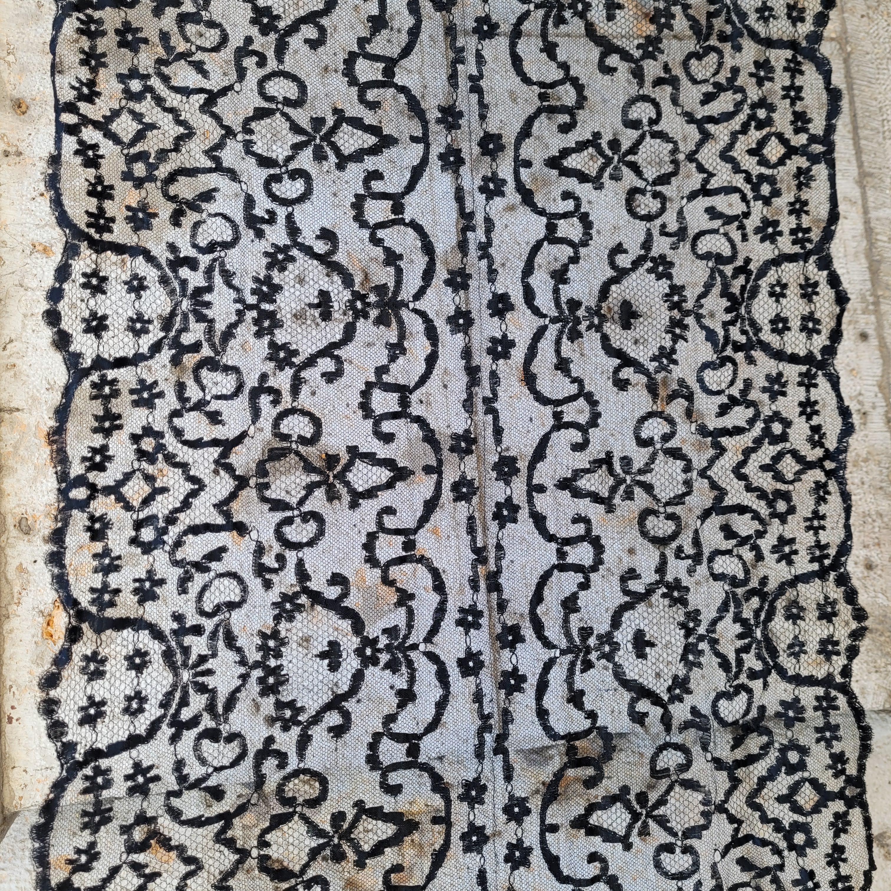 Black Spanish lace mantilla with rectangular lace Spain In Good Condition For Sale In VALLADOLID, ES