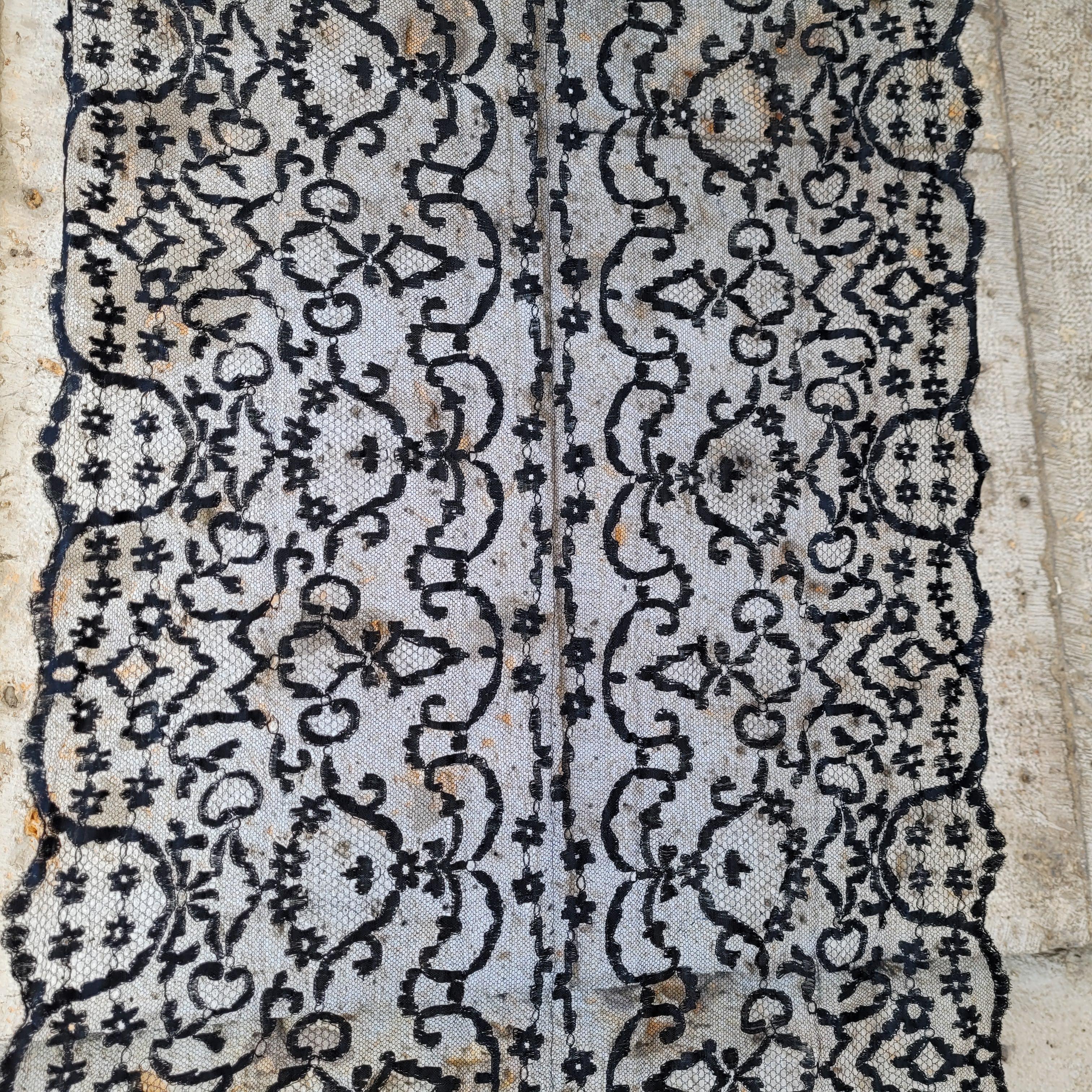 Black Spanish lace mantilla with rectangular lace Spain For Sale 1