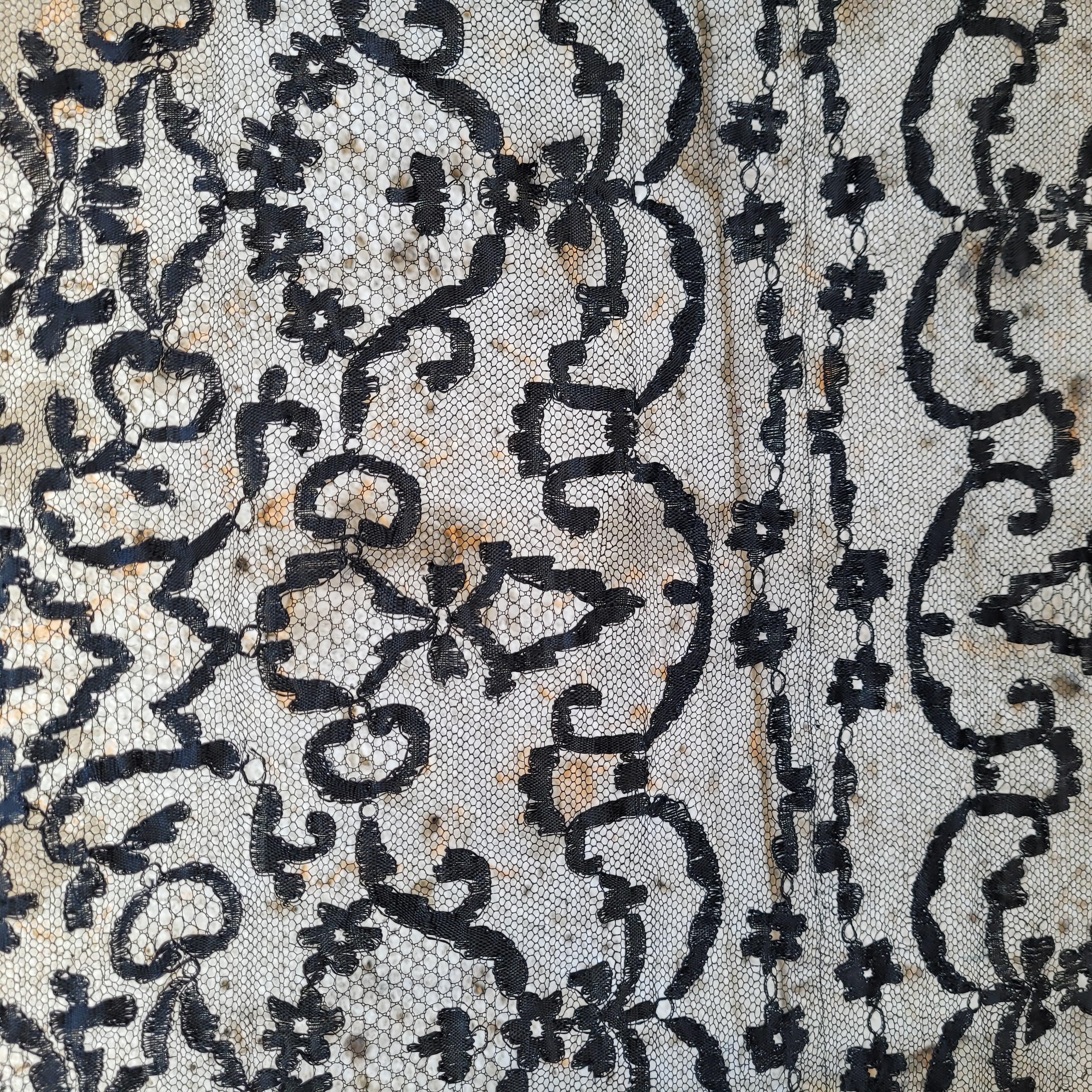 Black Spanish lace mantilla with rectangular lace Spain For Sale 2