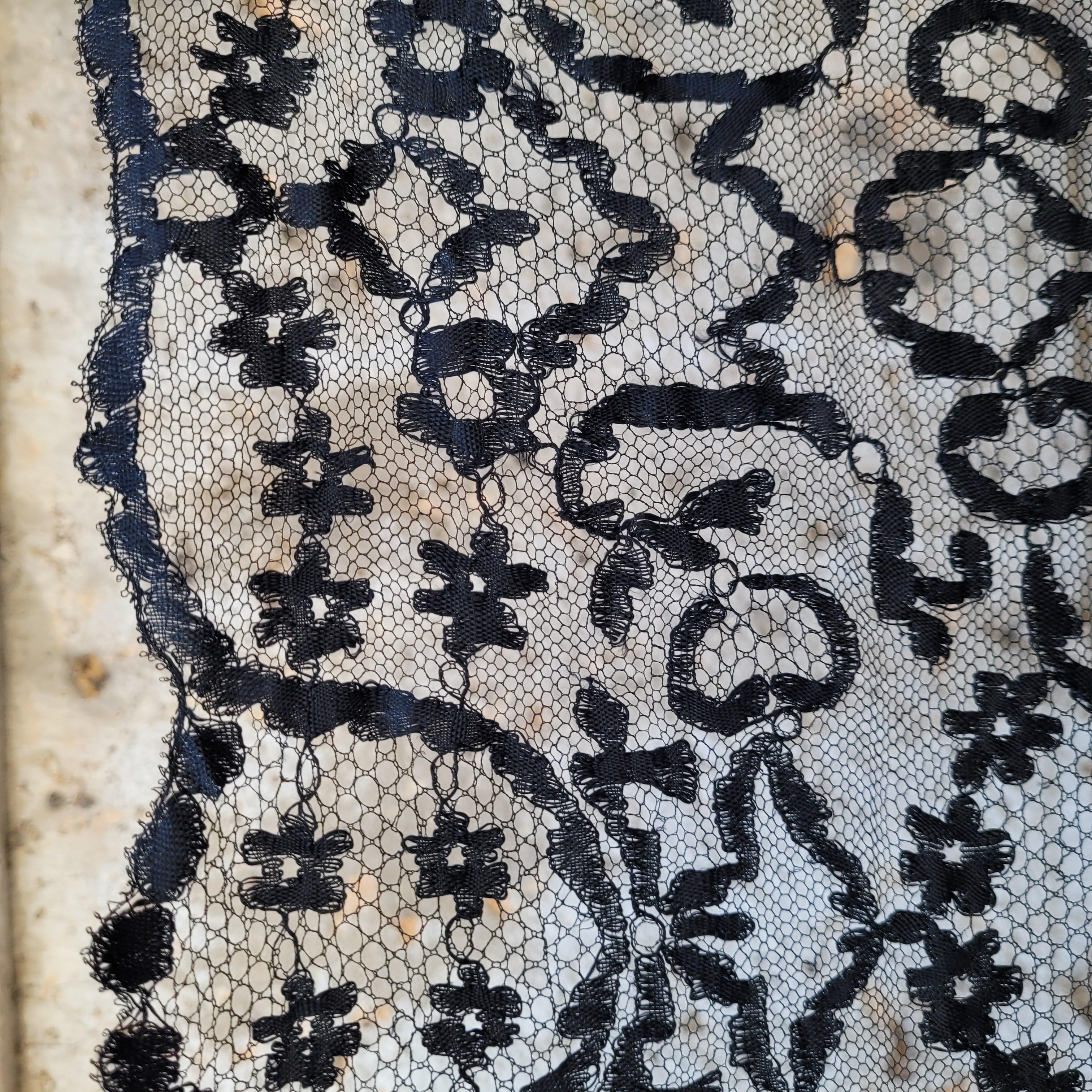 Black Spanish lace mantilla with rectangular lace Spain For Sale 3
