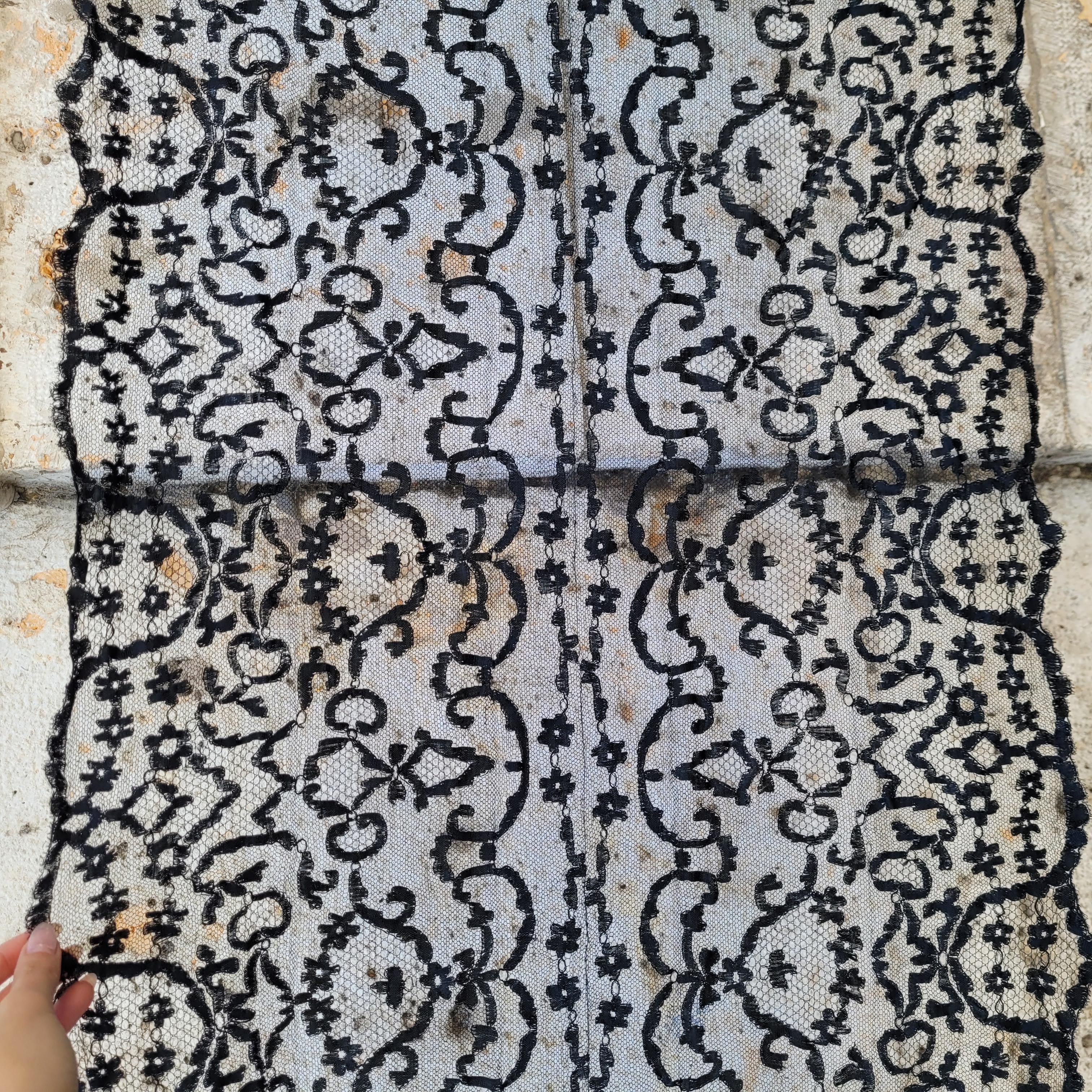 Black Spanish lace mantilla with rectangular lace Spain For Sale 5