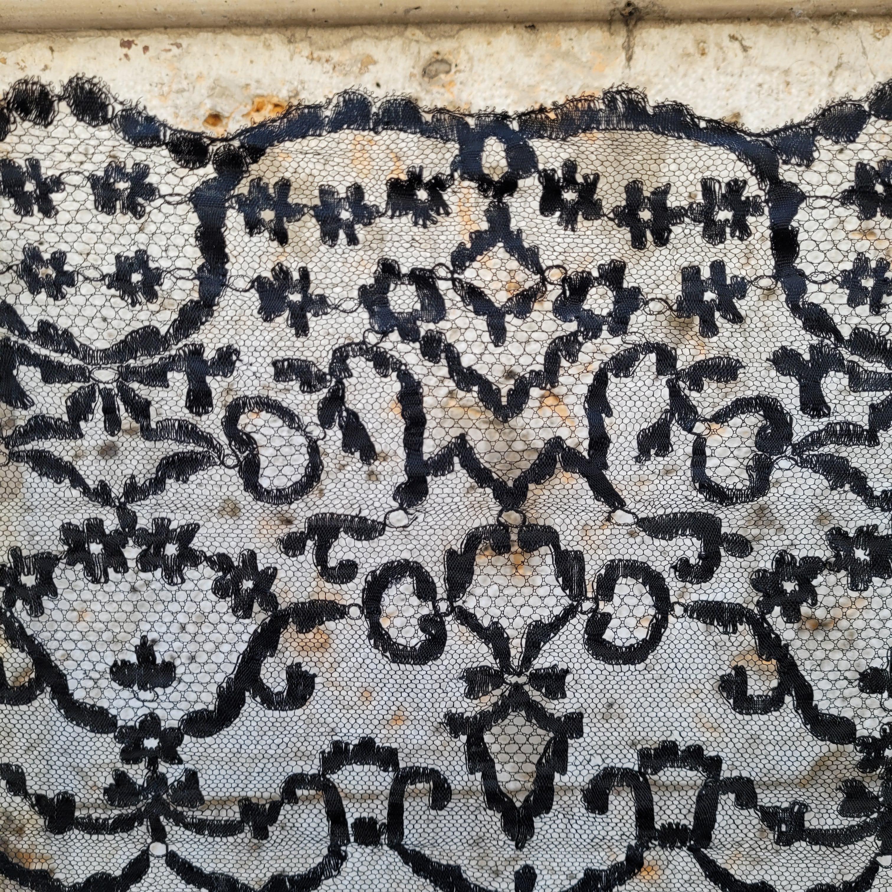 Black Spanish lace mantilla with rectangular lace Spain For Sale