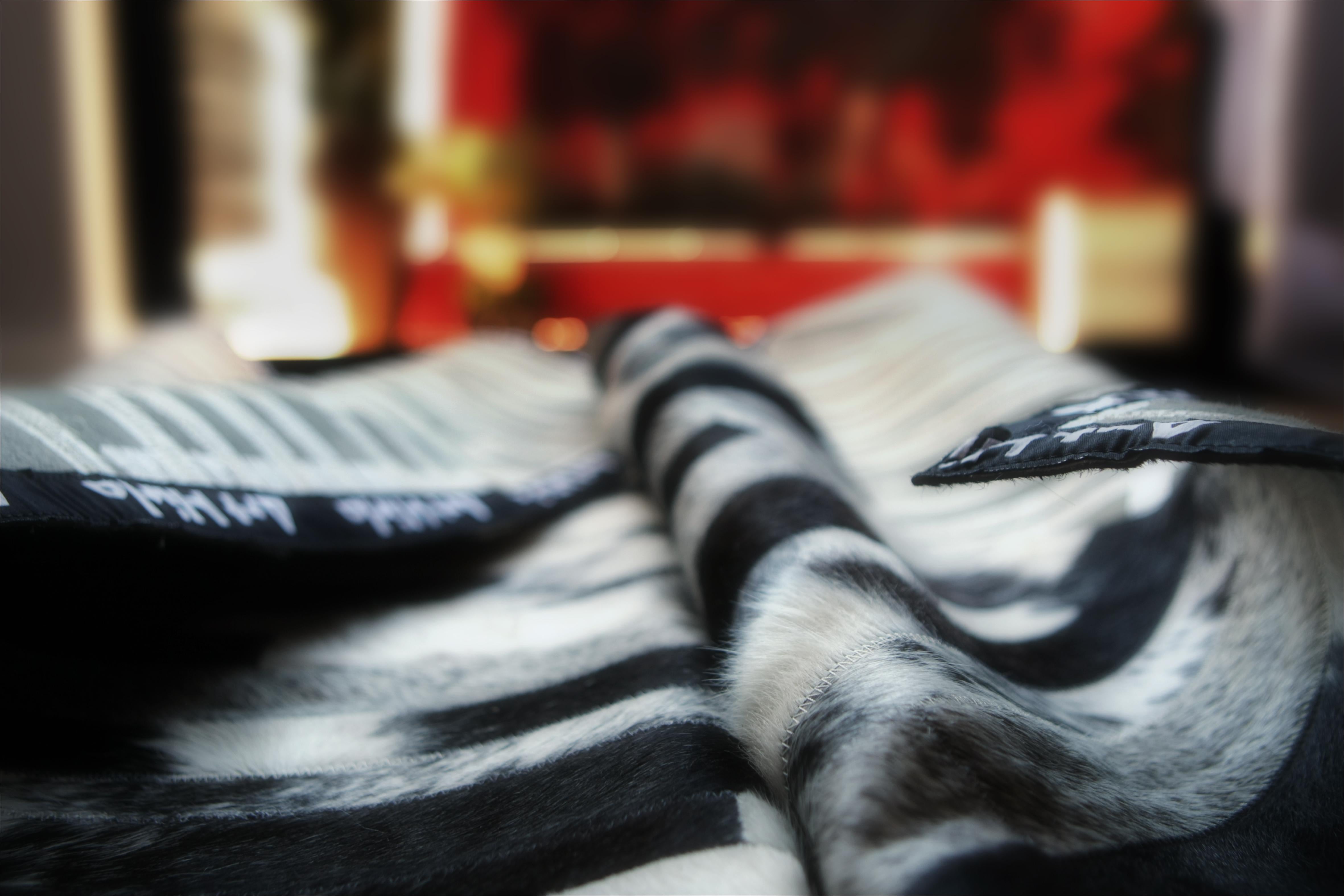 Alfombra de cuero de vaca negra, moteada y gris personalizable XX-Grande Siglo XXI y contemporáneo en venta