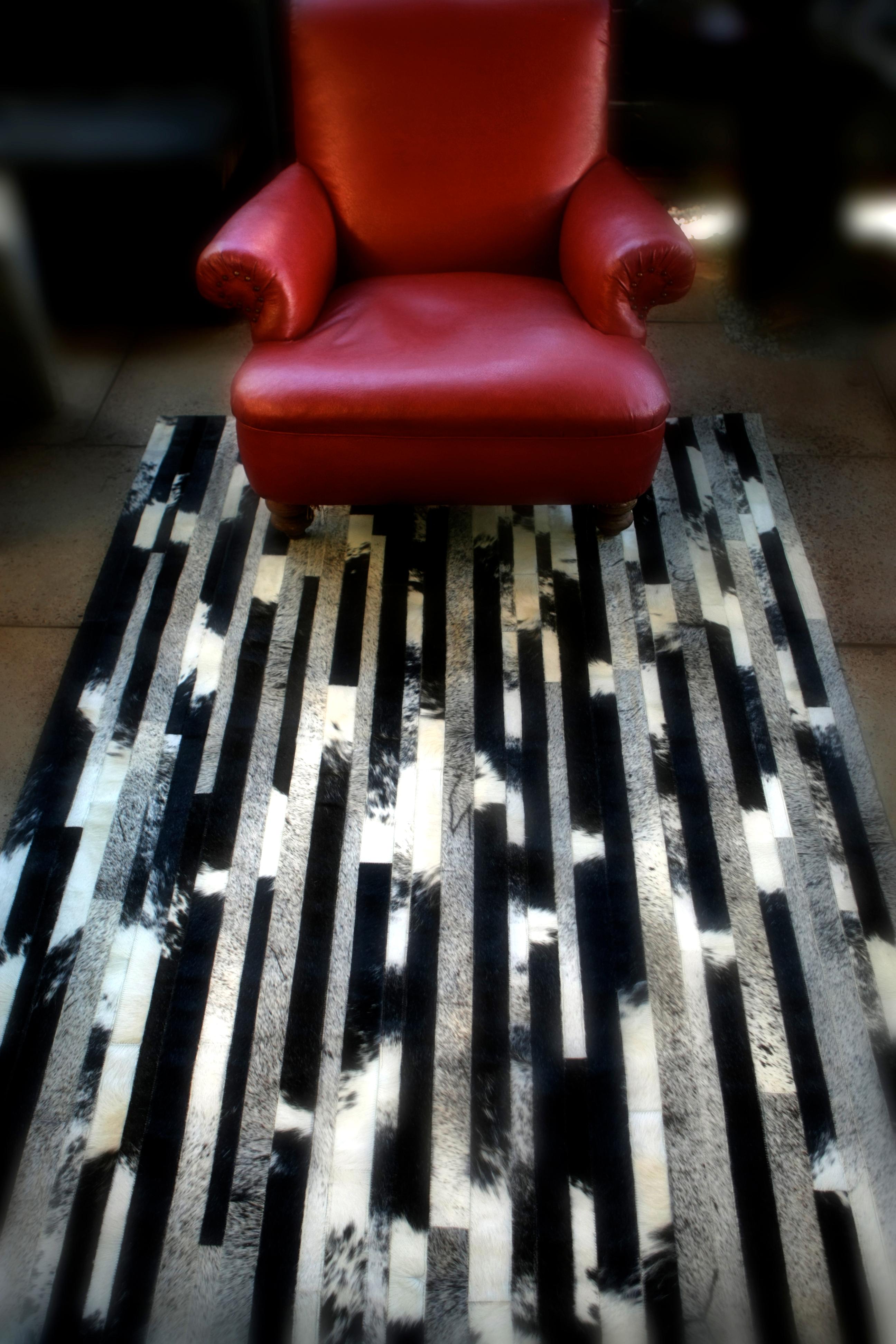 Argentin Tapis de sol personnalisable en peau de vache Cojonudo noire, mouchetée et grise Small en vente