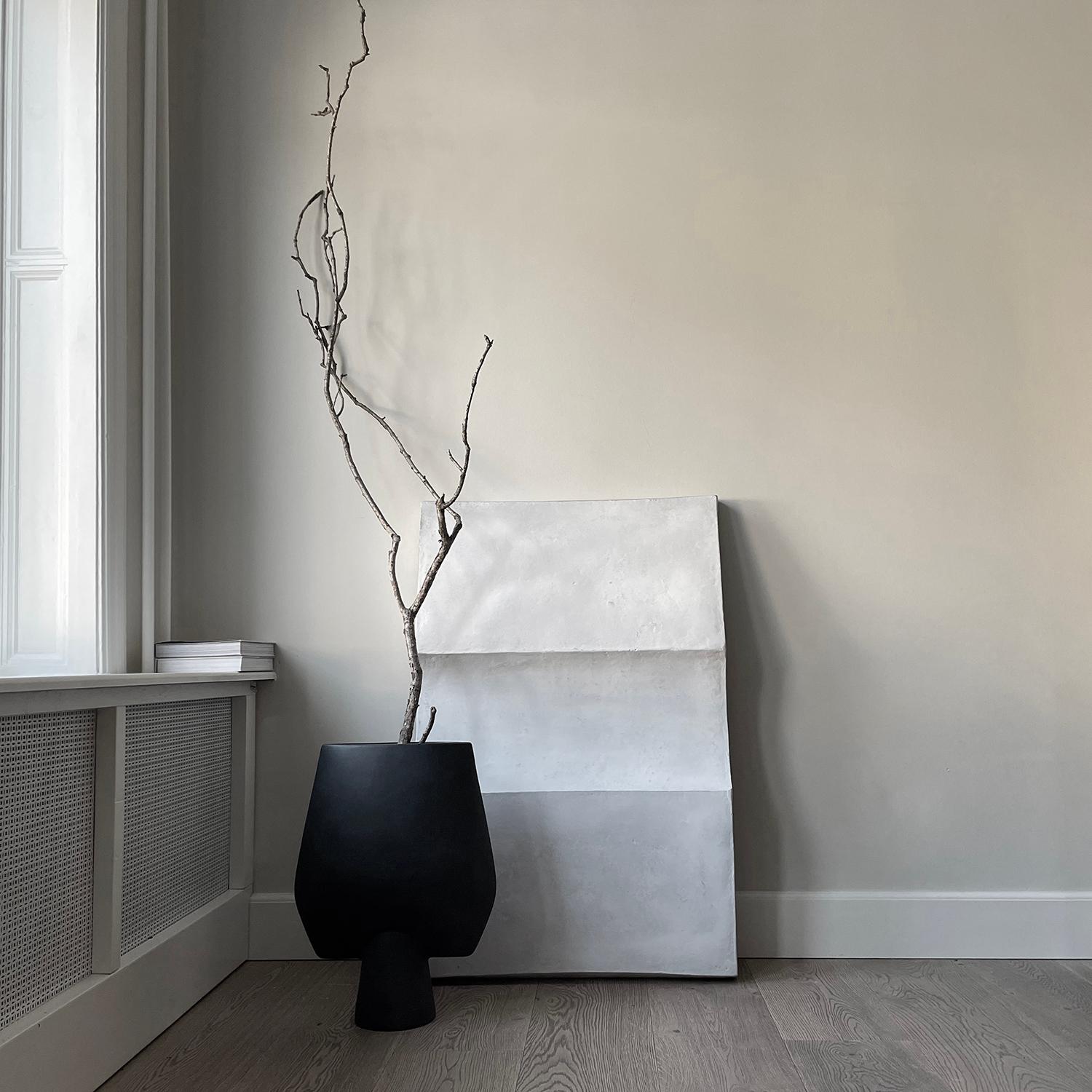 Vaso a sfera nero quadrato Hexa di 101 Copenhagen
Creato da Kristian Sofus Hansen & Tommy Hyldahl
Dimensioni: L50 / L18 / H60 CM
Materiali: Ceramica

La collezione Sphere celebra silhouette e texture uniche che hanno l'impatto del fascino