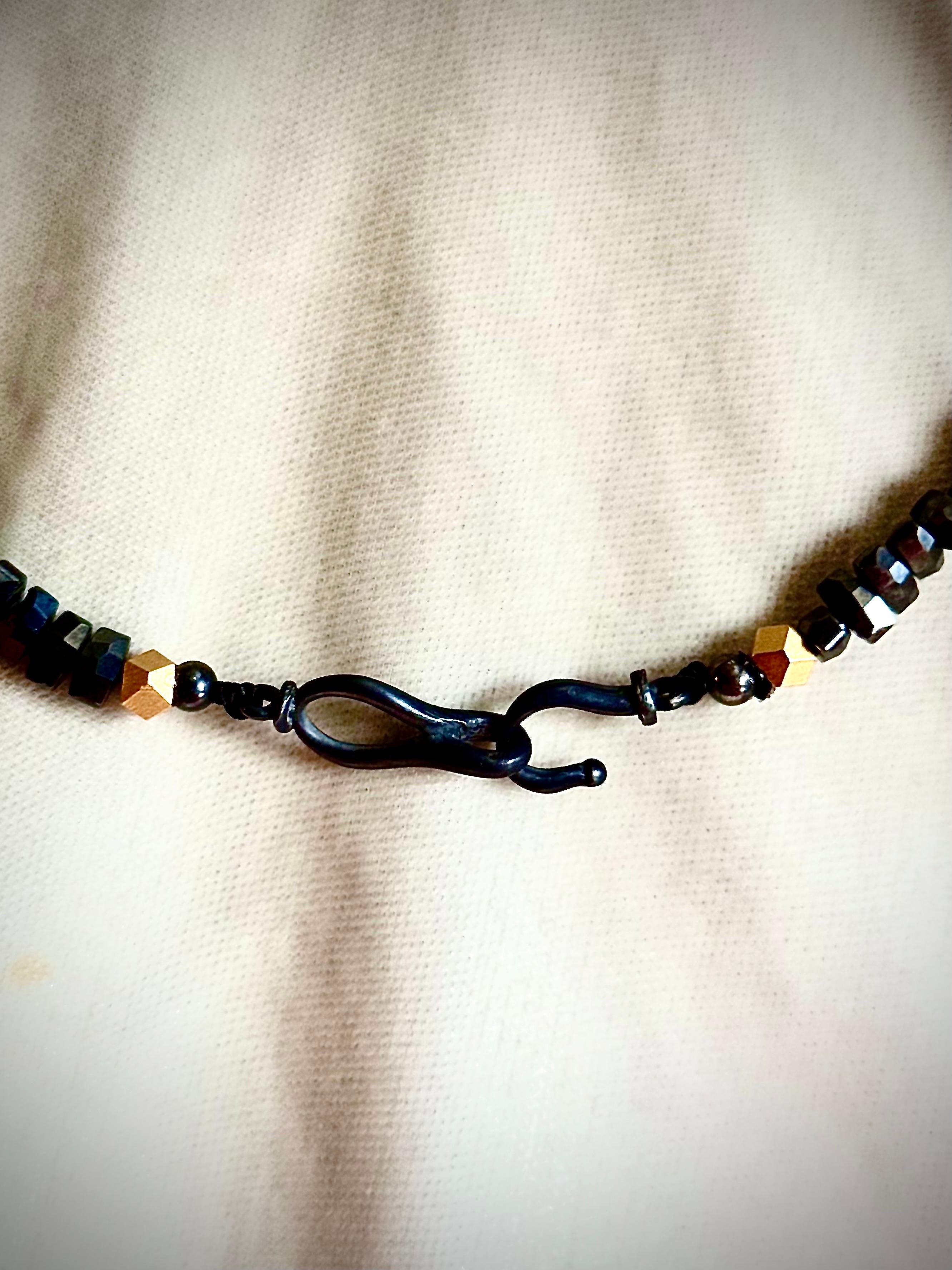 Collana con spinello nero e lapislazzuli in vendita 4