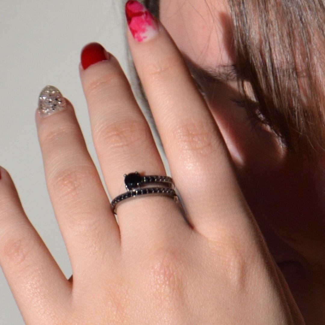 Audace e distintivo, questo anello con pavé di spinello nero e onice è un'audace dichiarazione di moderna eleganza. Il centro è caratterizzato da un sorprendente onice nero a taglio rotondo, fissato in un'elegante incastonatura, mentre il cinturino