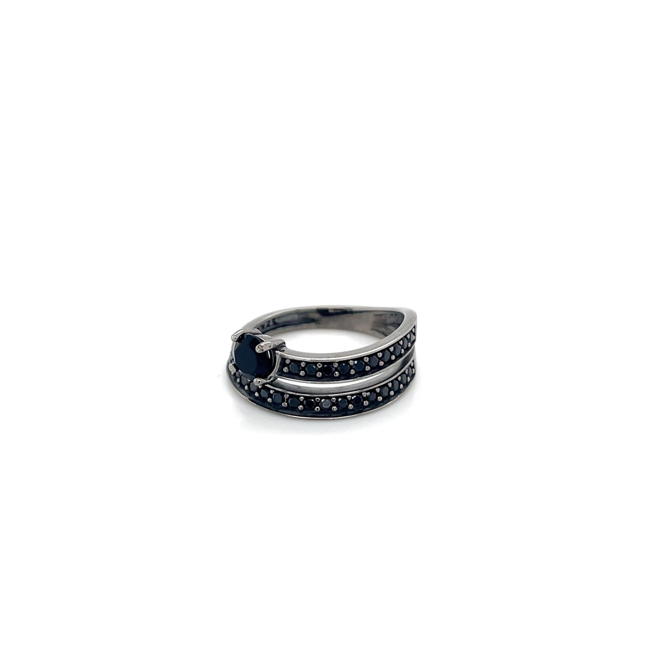 Contemporaneo Anello Pavé di Spinello Nero e Onice con finitura in rodio nero in vendita