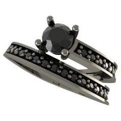 Bague pavée de spinelle noir et d'onyx avec finition en rhodium noir