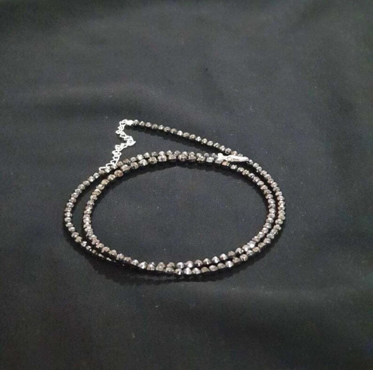 Collana con perline di spinello nero in argento 925 Regali per Natale Collana con perline.

Colore della pietra principale A. Stone
Nero
Metallo
Argento
Forma della pietra principale A. Stone
Ball and Ball
Lunghezza
18
Forma del