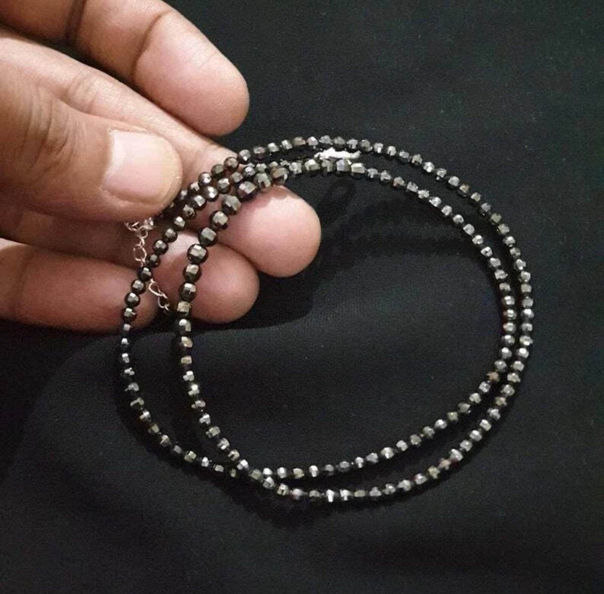 Collana con perline di spinello nero in argento 925 Regali per Natale Collana con perline. in vendita 1