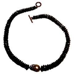Collier de Spinelle noire avec perle de culture d'eau douce grise au centre